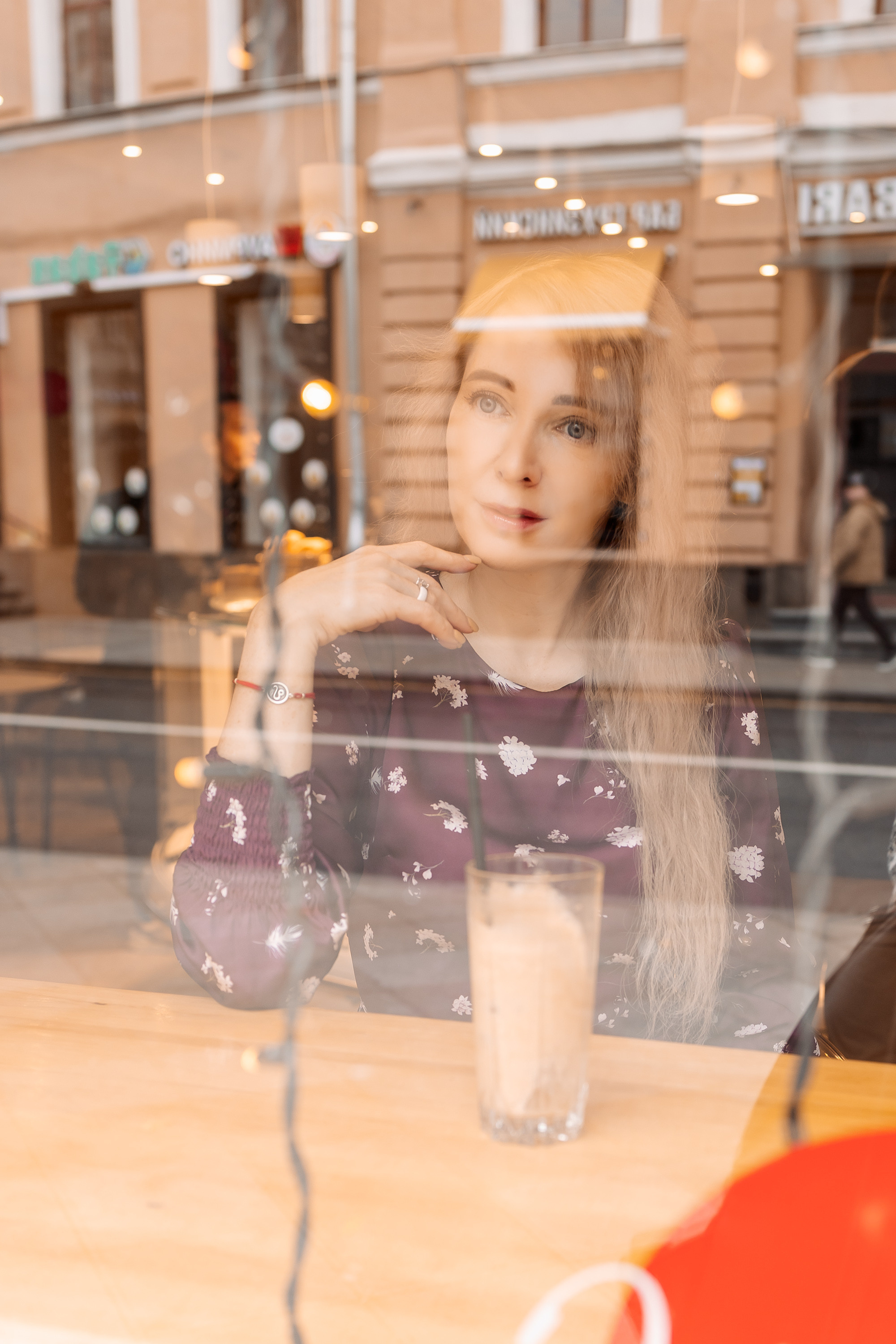 Девушка в кафе