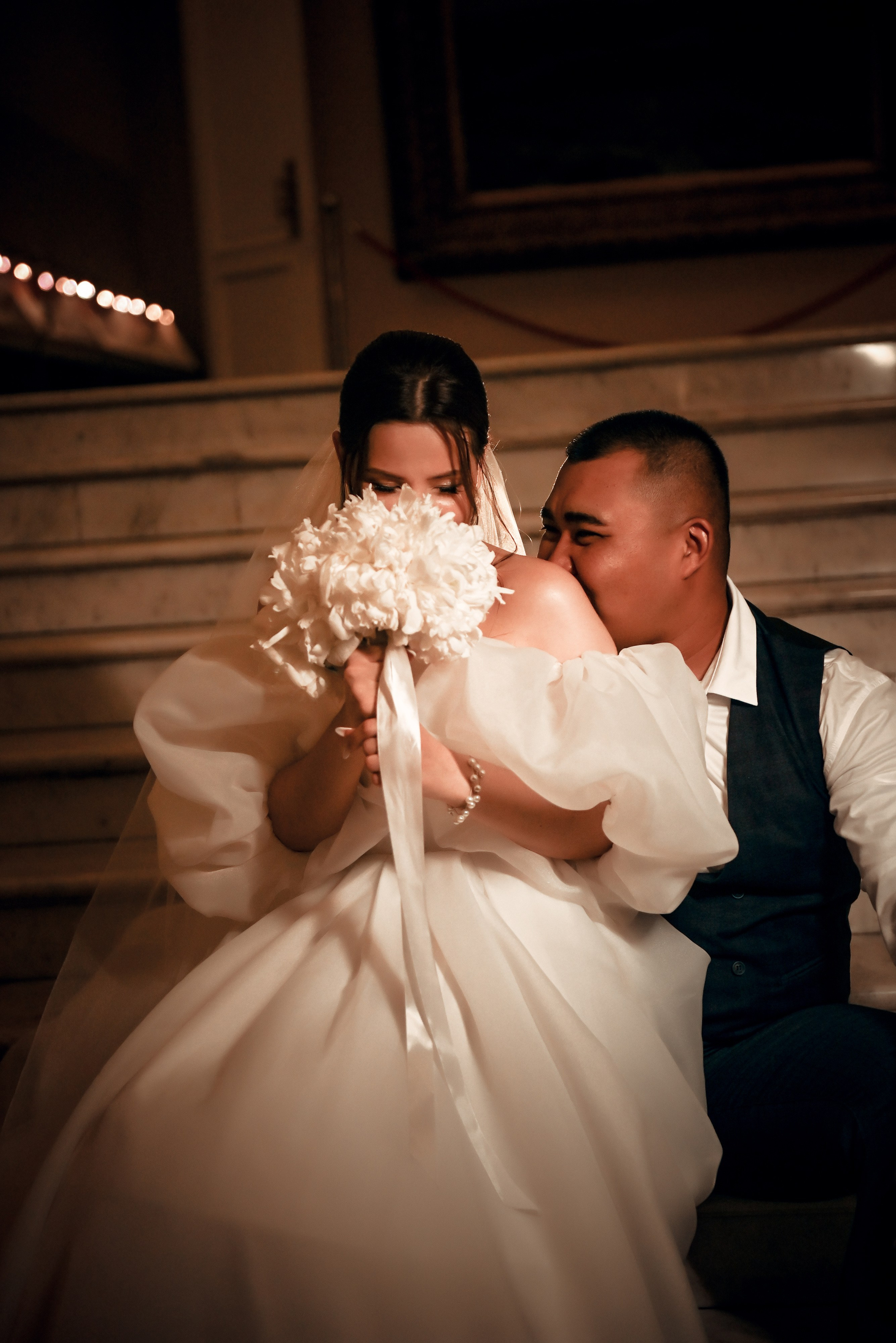 Небольшая свадебная серия в музее и прогулкой под дождем Эльмиры и Ризата. Свадебный, семейный, детский, контент фотограф в Омске Максим Ильин