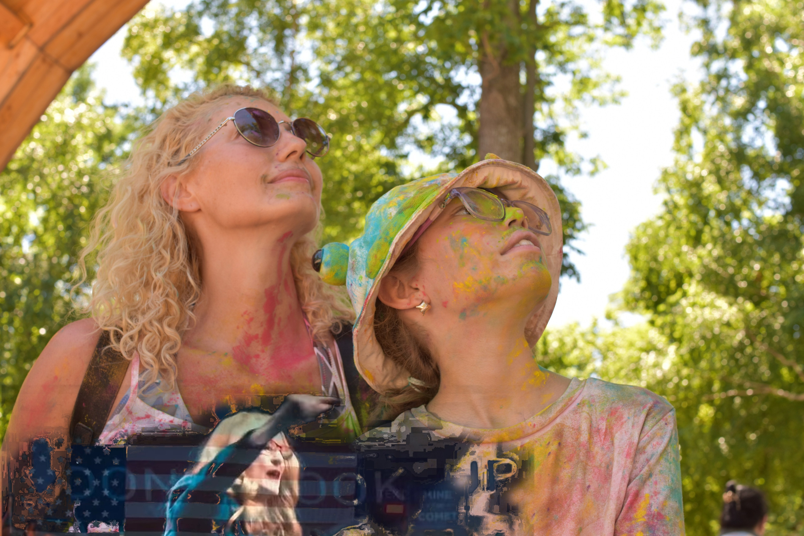 Посмотри на верх DO NOT LOOK UP