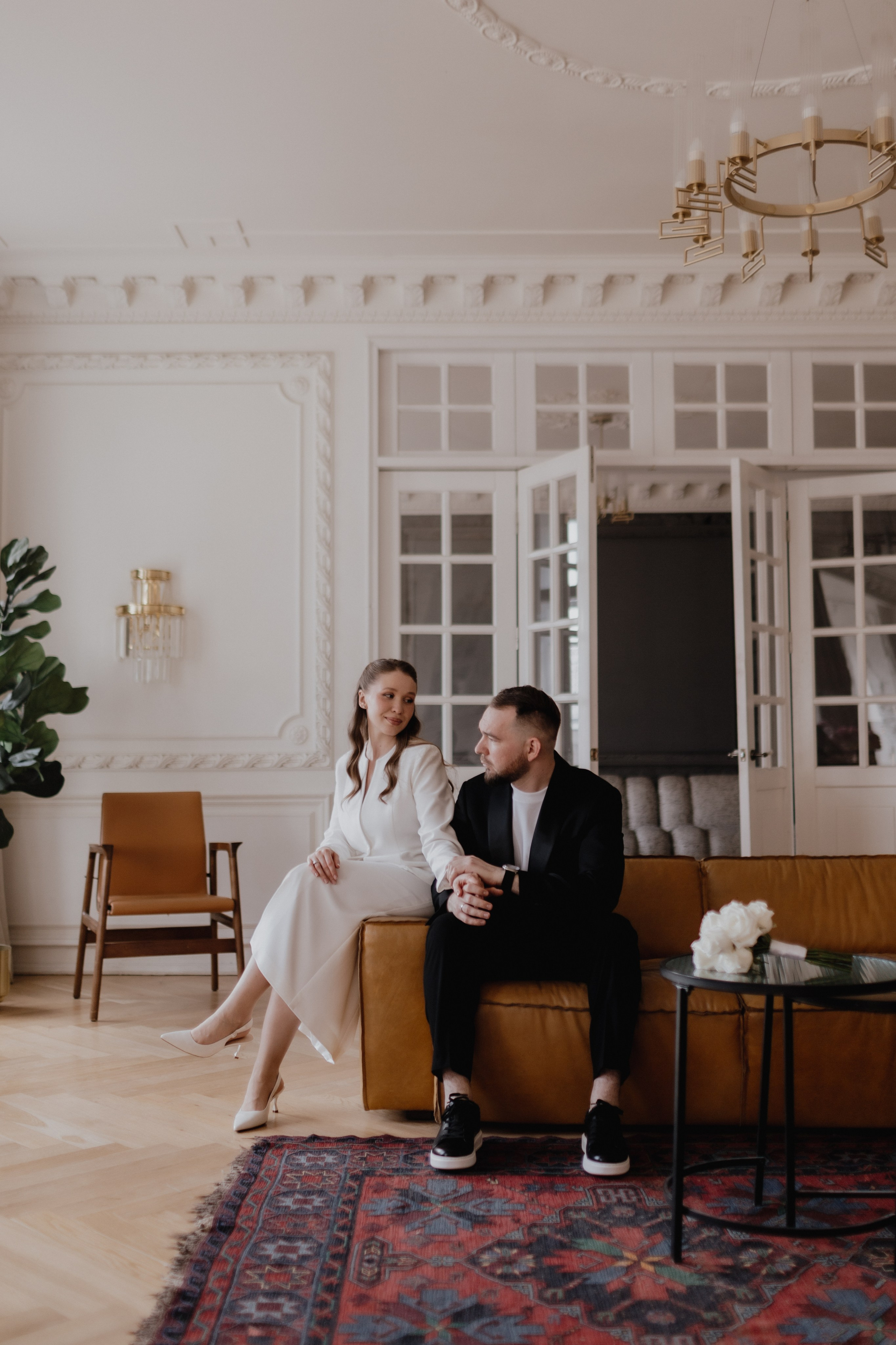 свадебная фотосессия в фотостудии в холодную погоду свадебный фотограф свадебная фотография камерная свадьба снимки на инстакс фотограф никитенко анастасия artsnastas 