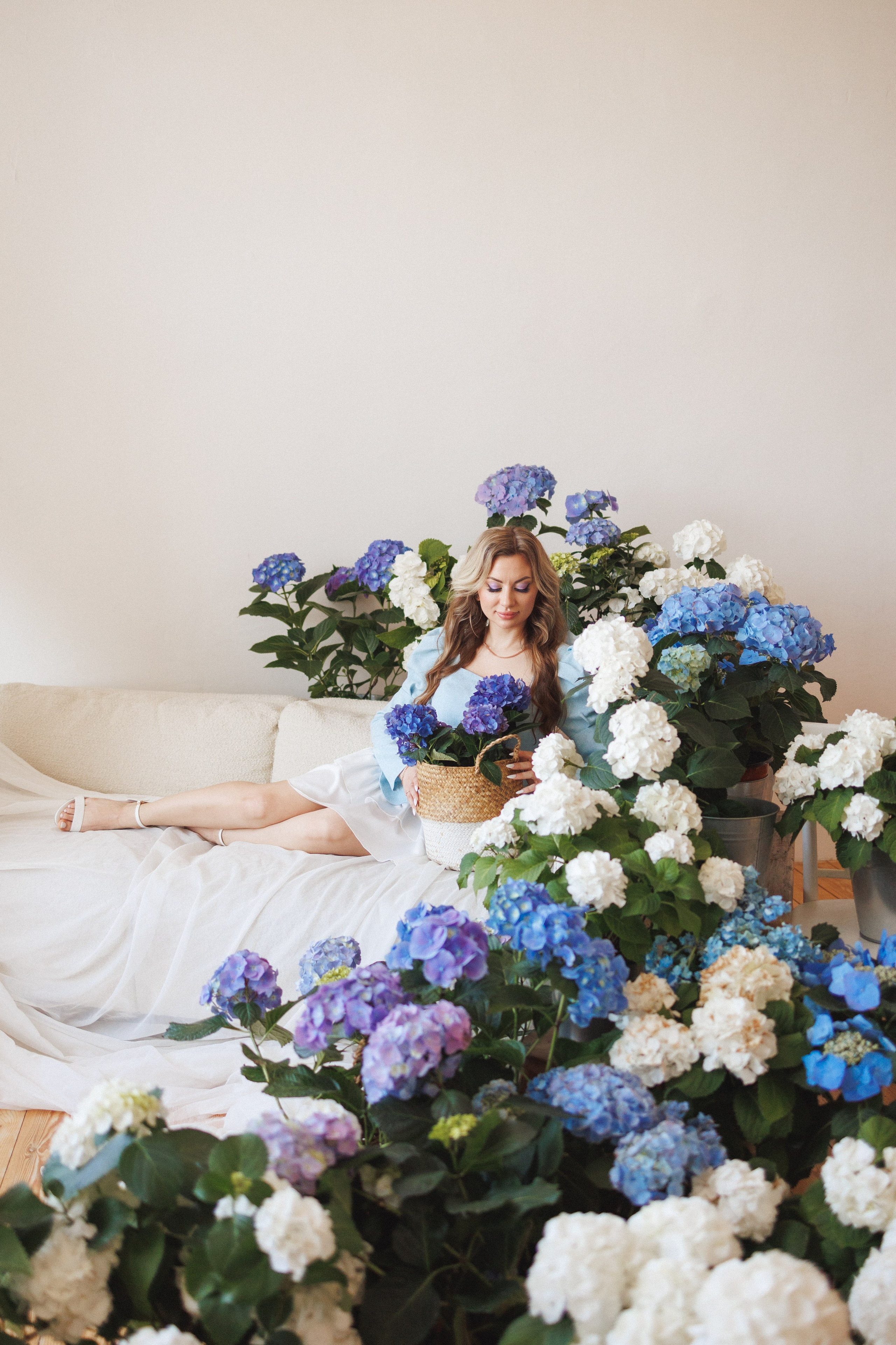 Фотосессия с живыми цветами Гортензии в фотостудии Space JOBS, город Краснодар. Семейный и детский фотограф в Краснодаре Анна Трашкова