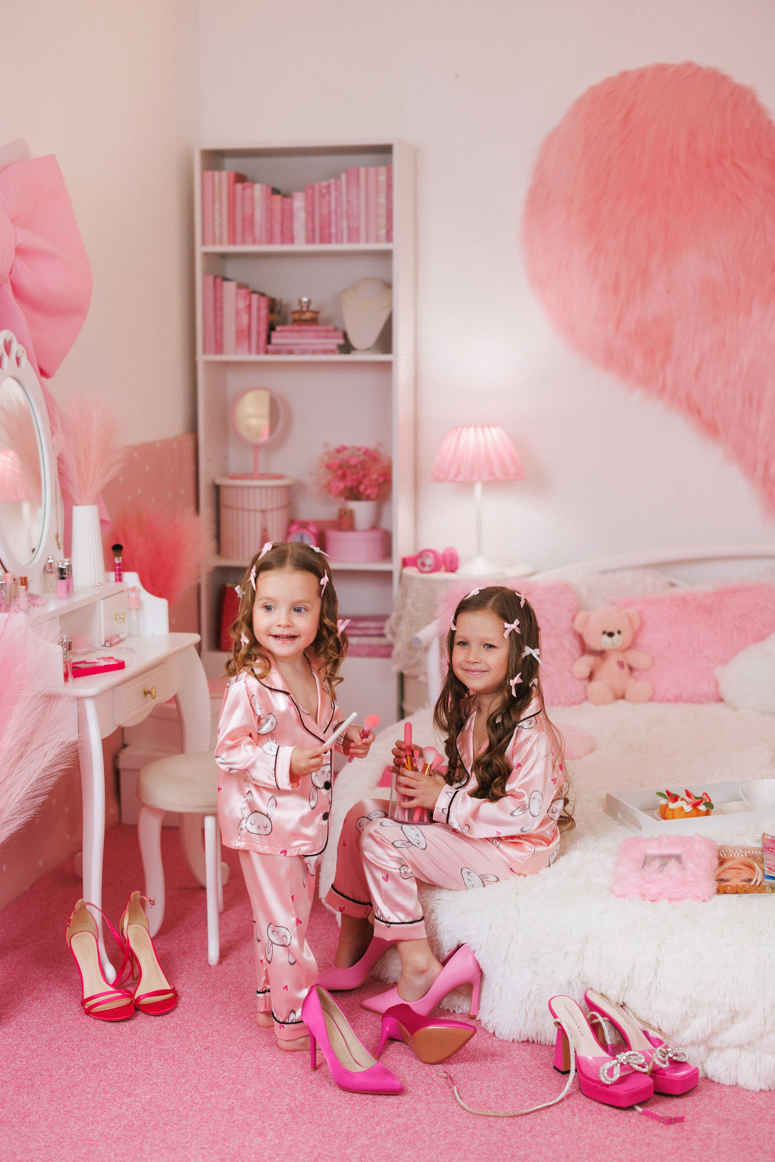 Фотосессия для девочек в интерьере розовой комнаты. Семейный и детский фотограф в Краснодаре Анна Трашкова