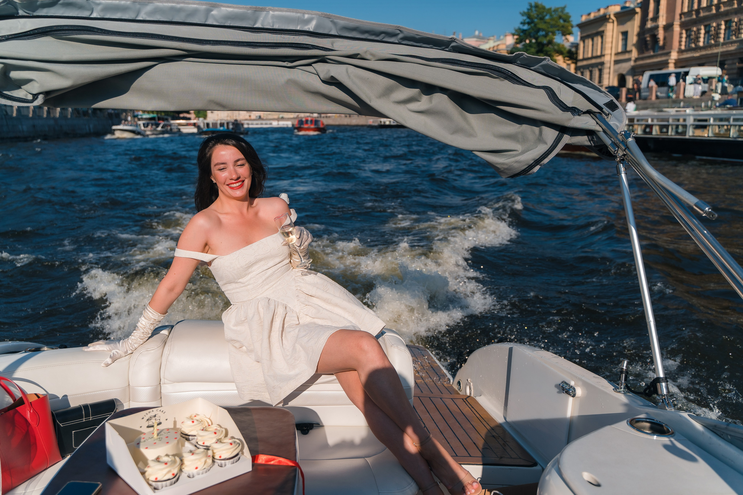 Фотосъемка девичника, встреча девушек, веселые женские портреты