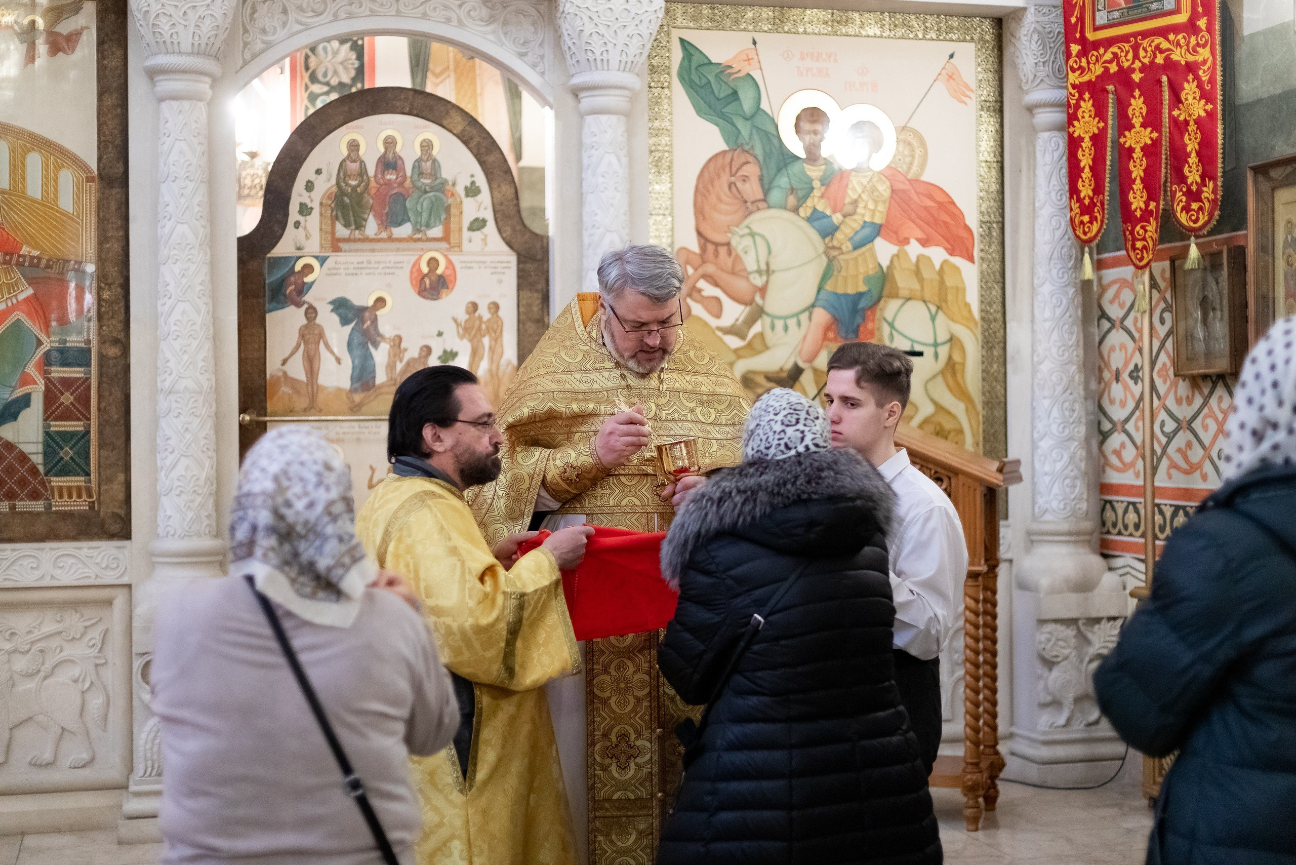 Праздничное богослужение Святителю Николаю 19 декабря. Интерьерный фотограф в Москве Роман Потапов