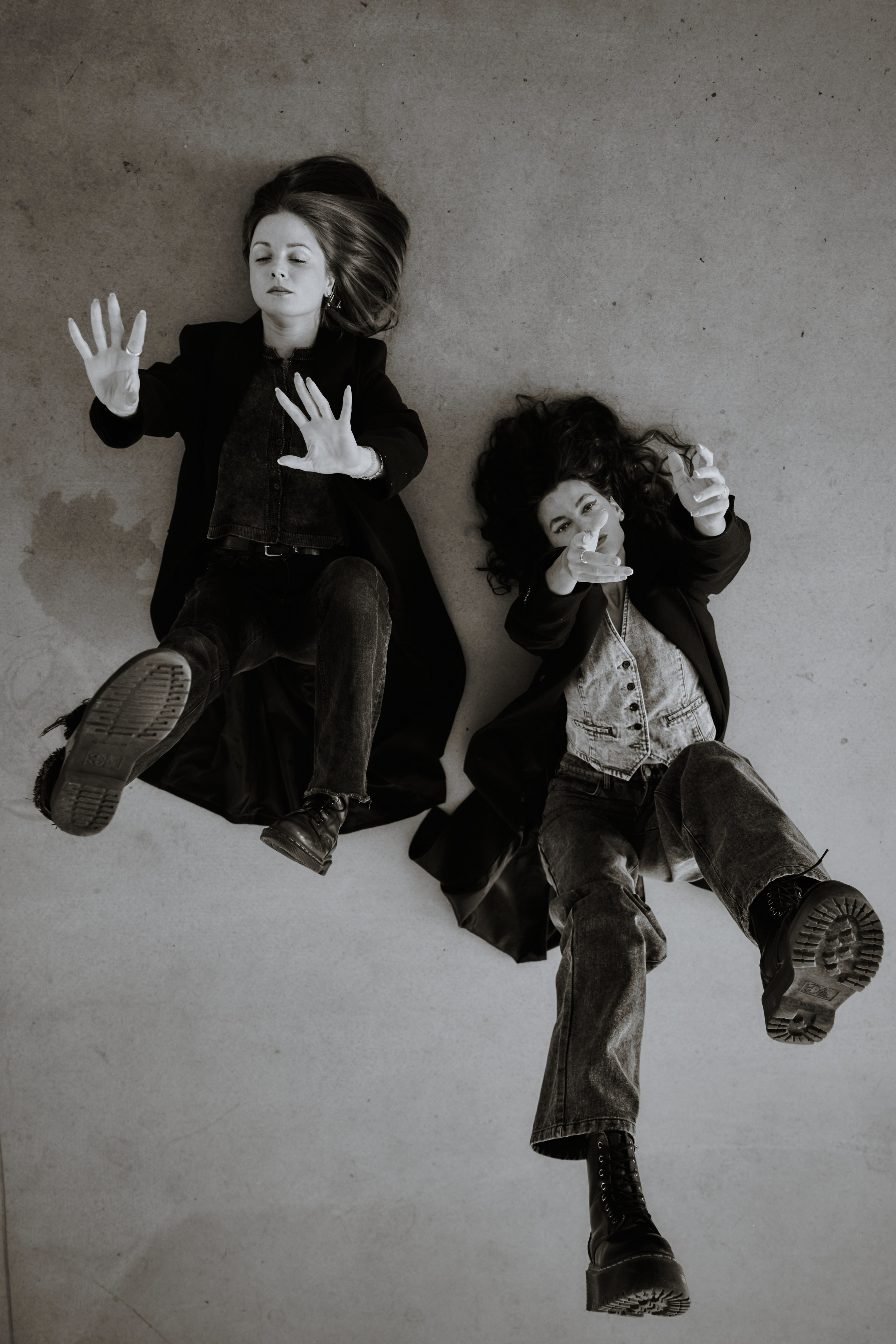 Две девушки на бетонном полу, взаимодействуют с друг с другом. Виктория Брызгалова и Анна Пижонкова