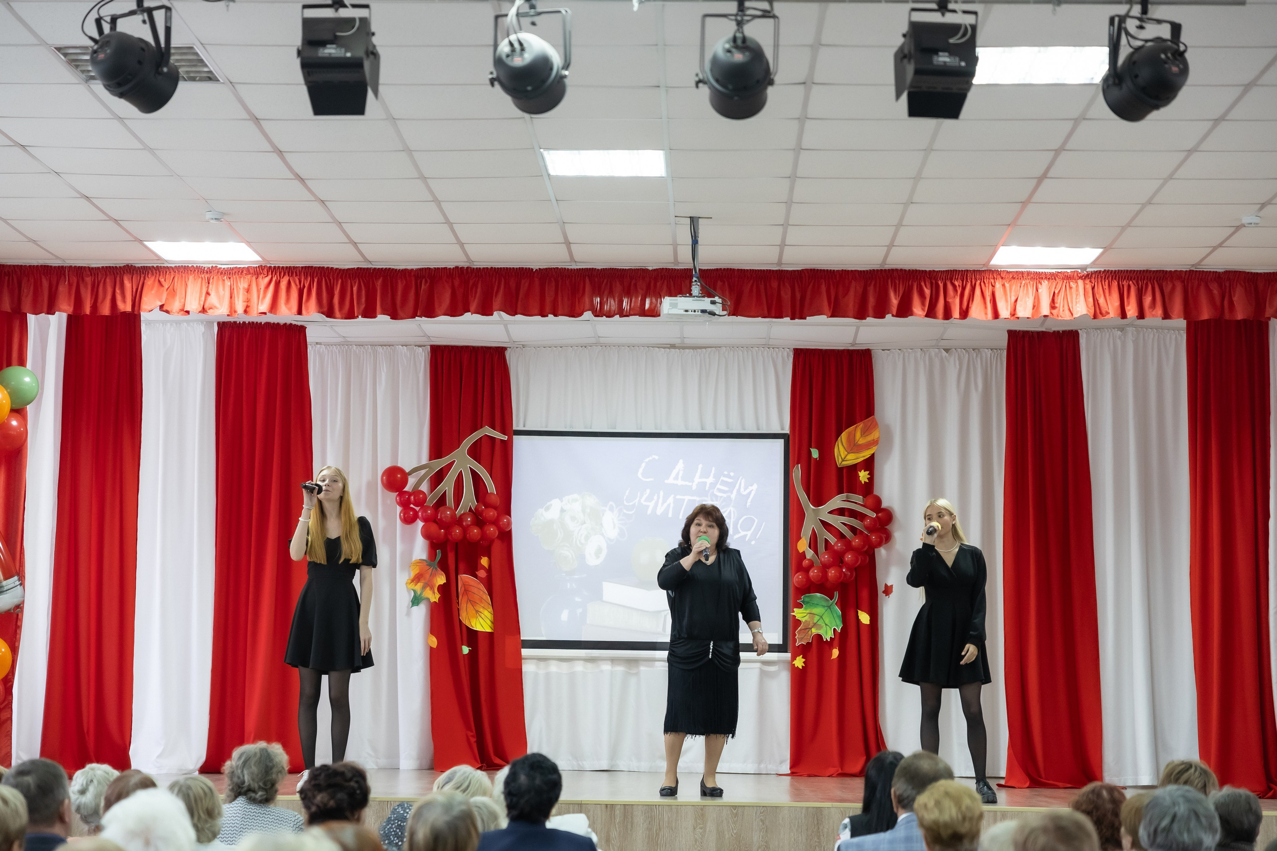 День учителя. Школа 31. Октябрь 2024. Свадебный и Семейный фотограф г. Ижевск Гульназ Солдатова. Гульназ фото