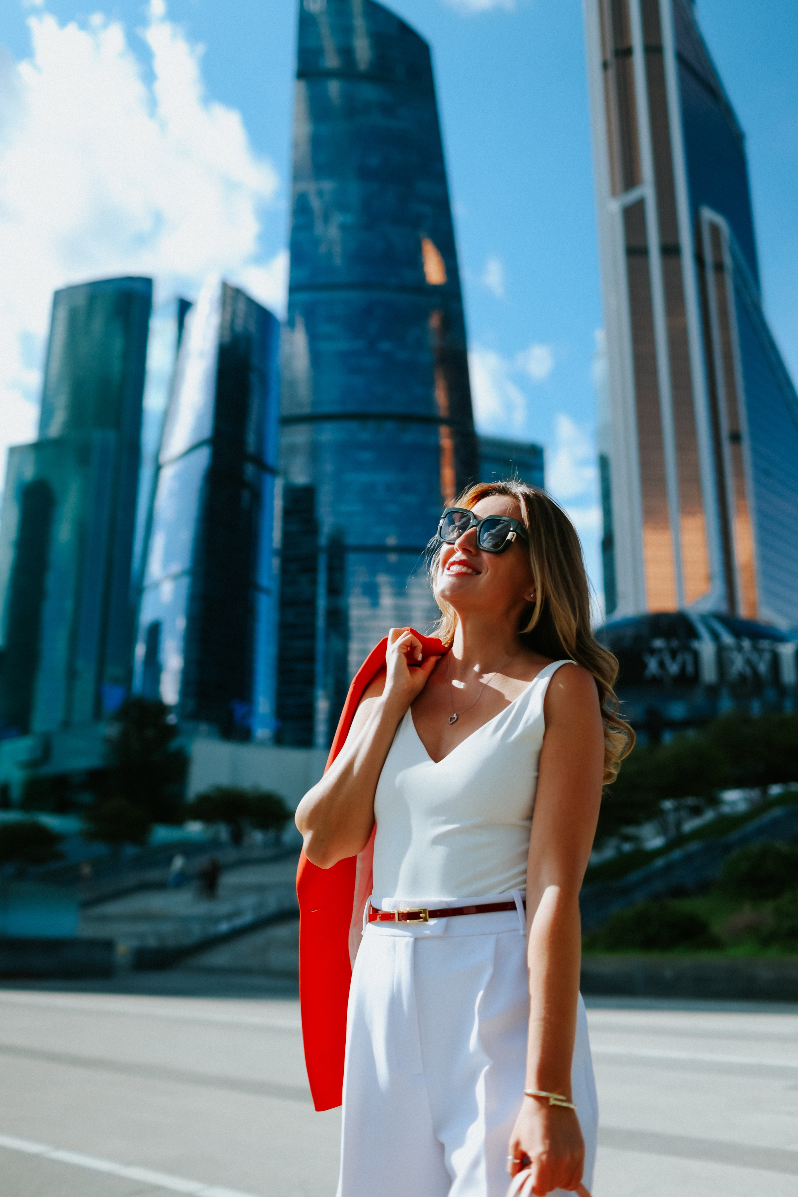 <img src="IZ0A0352.jpg" alt="Бизнес-леди успешная и красивая молодая девушка в в ярком красном пиджаке позирует на фоне небоскрёбов Москва-Сити">