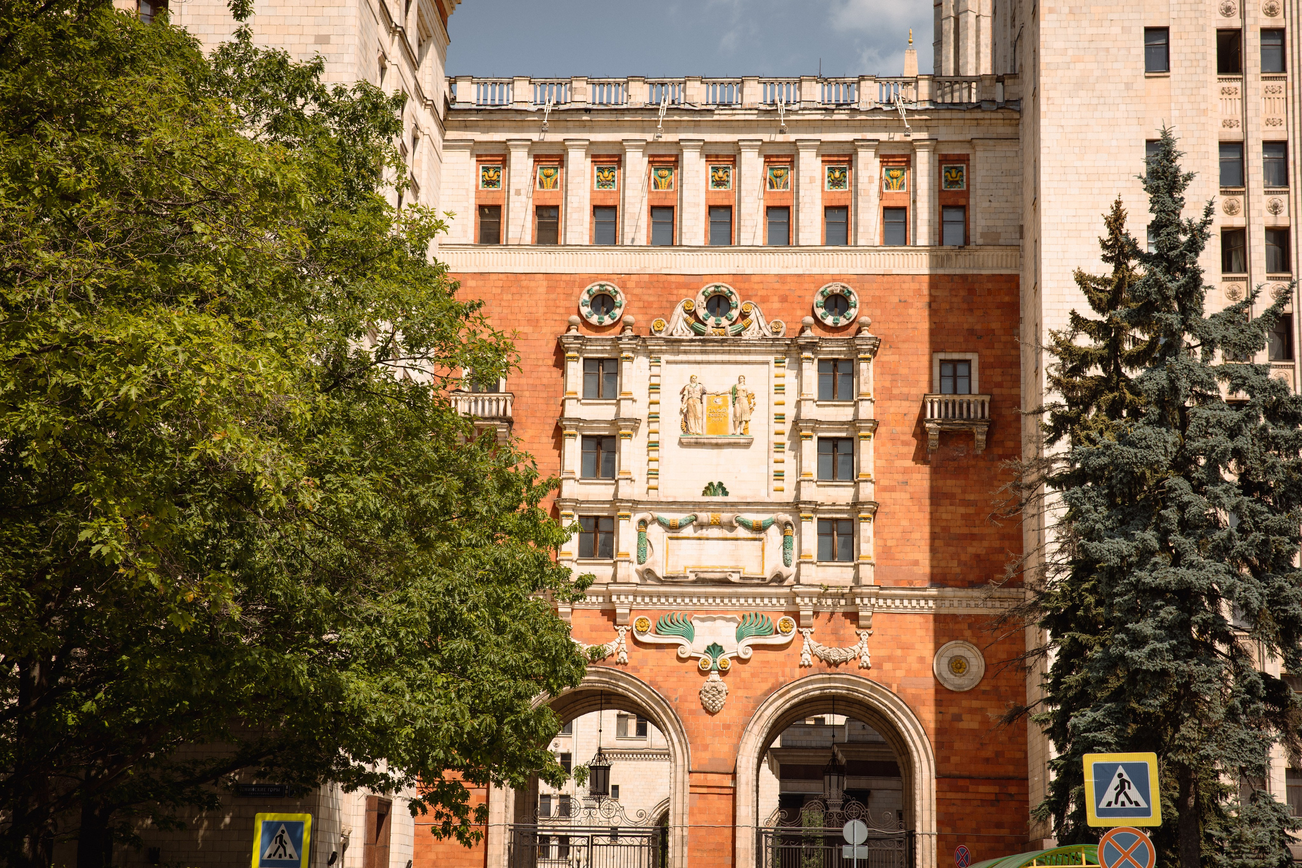 Настя с сыном у Alma-Mater. Ваш семейный newborn и lifestyle фотограф в СПБ Наталья Журавлева