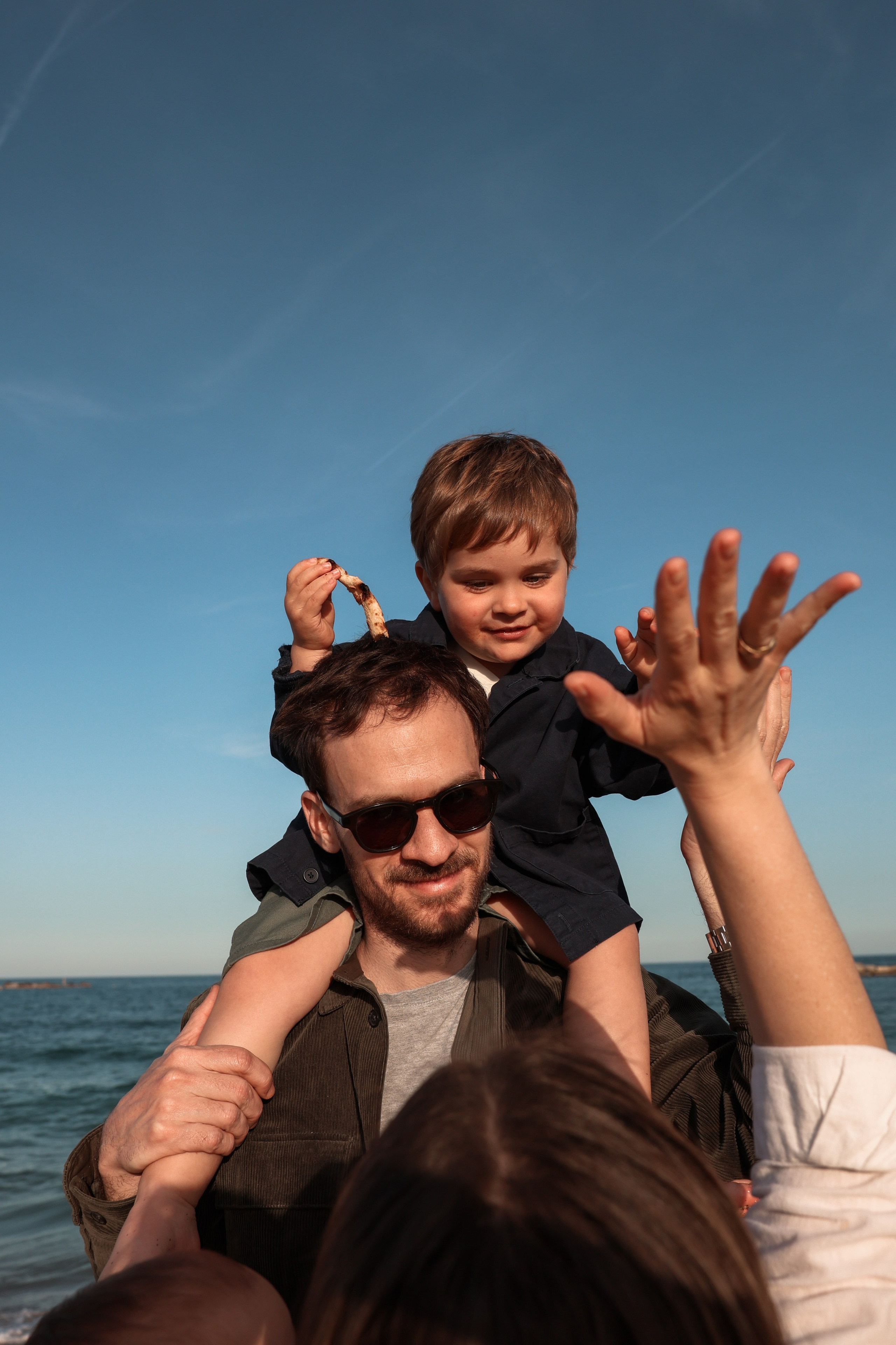 Family pizza at the sea. Natalia Zhuravleva|family, newborn, maternity photographer in Barcelona