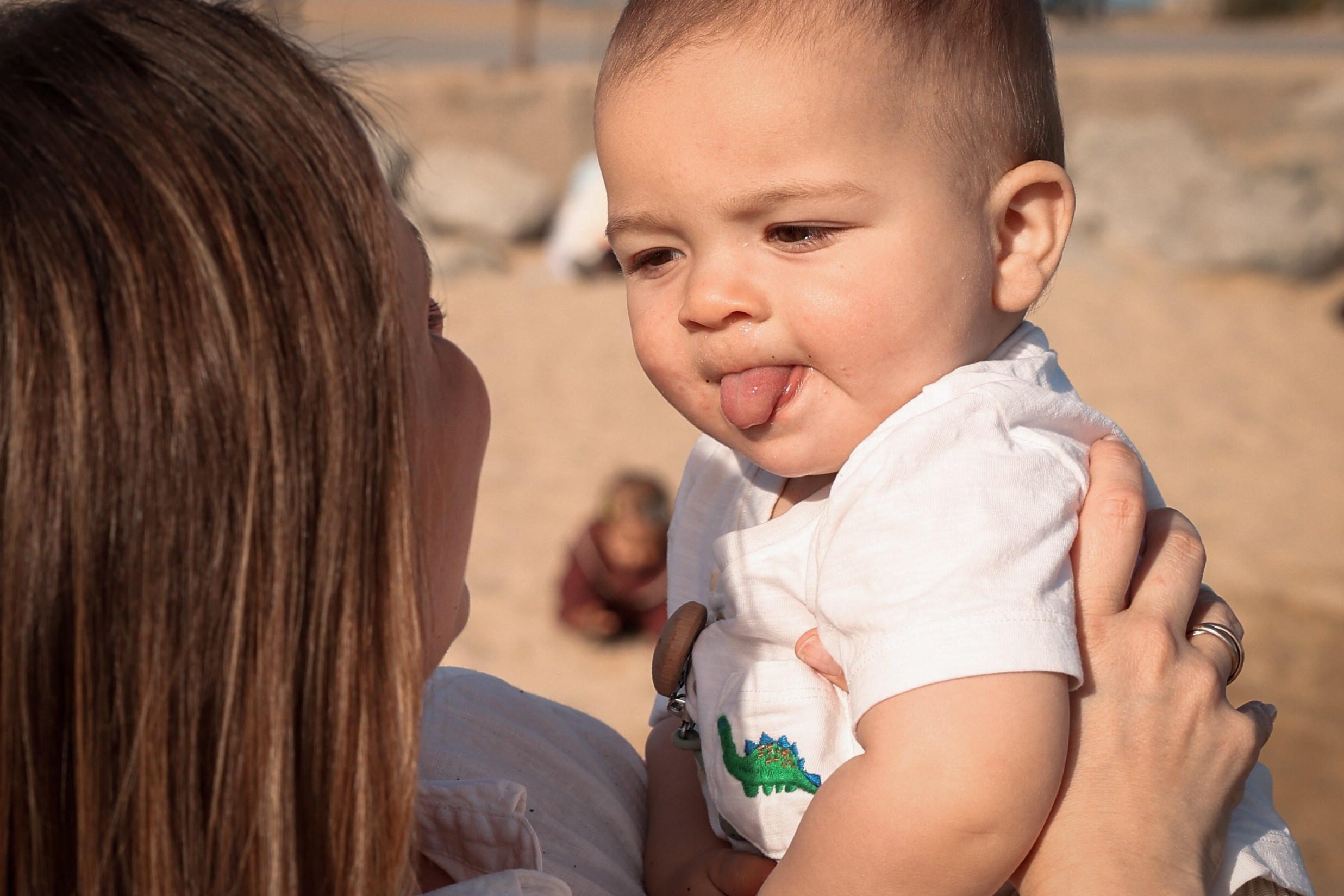 Family pizza at the sea. Natalia Zhuravleva|family, newborn, maternity photographer in Barcelona