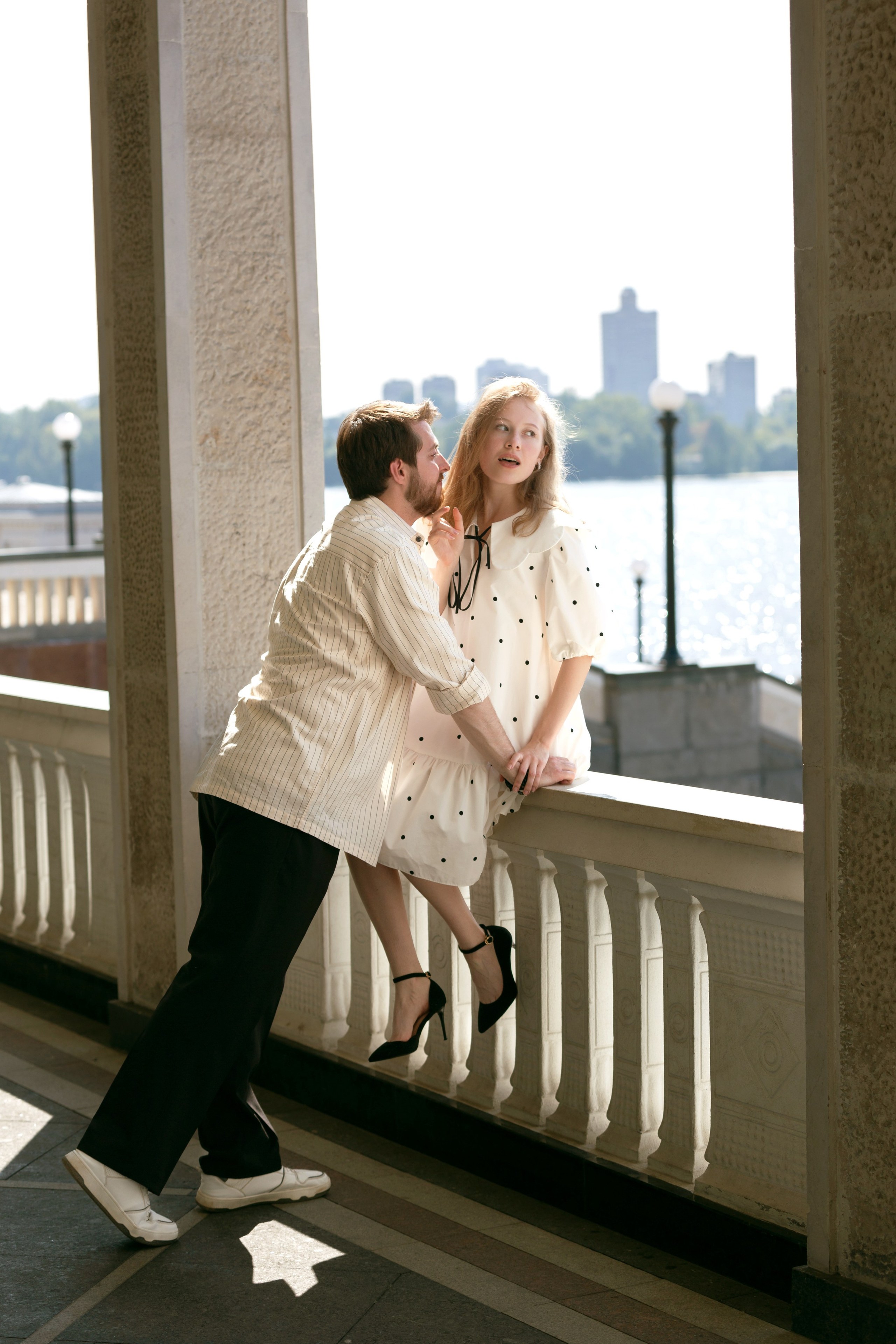 Интимный портрет на балконе. Утро, солнце и любовь.