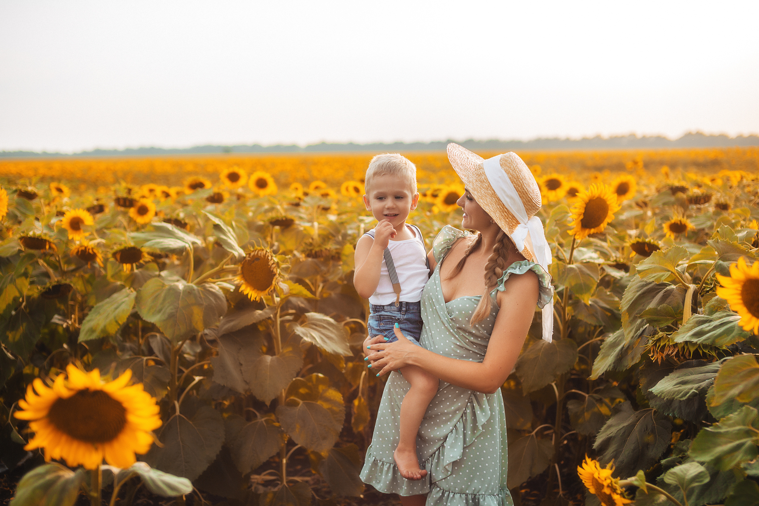 Съёмка в подсолнухах. Свадебный и семейный фотограф/видеограф в Краснодаре Наталья Осинская