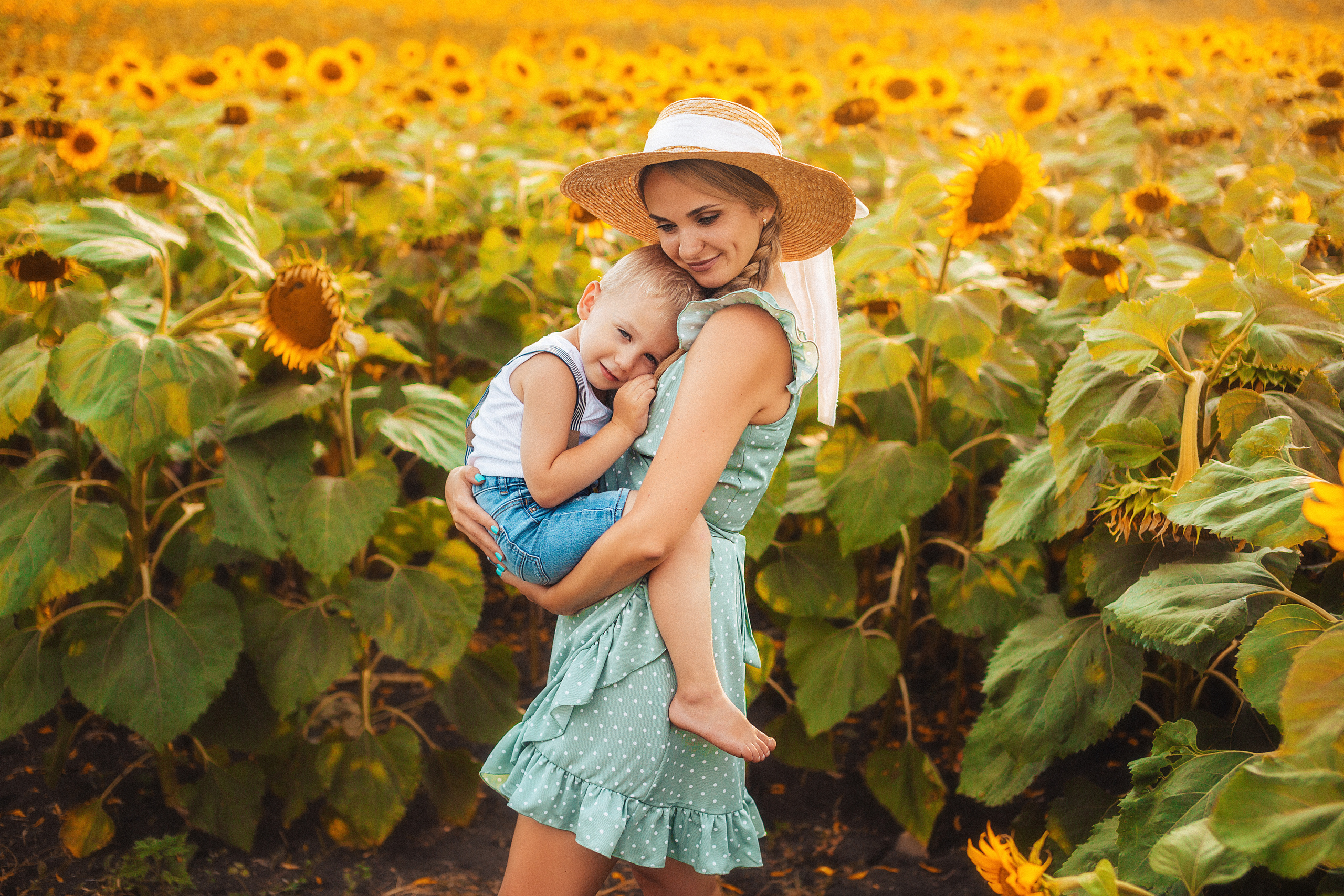 Съёмка в подсолнухах. Свадебный и семейный фотограф/видеограф в Краснодаре Наталья Осинская