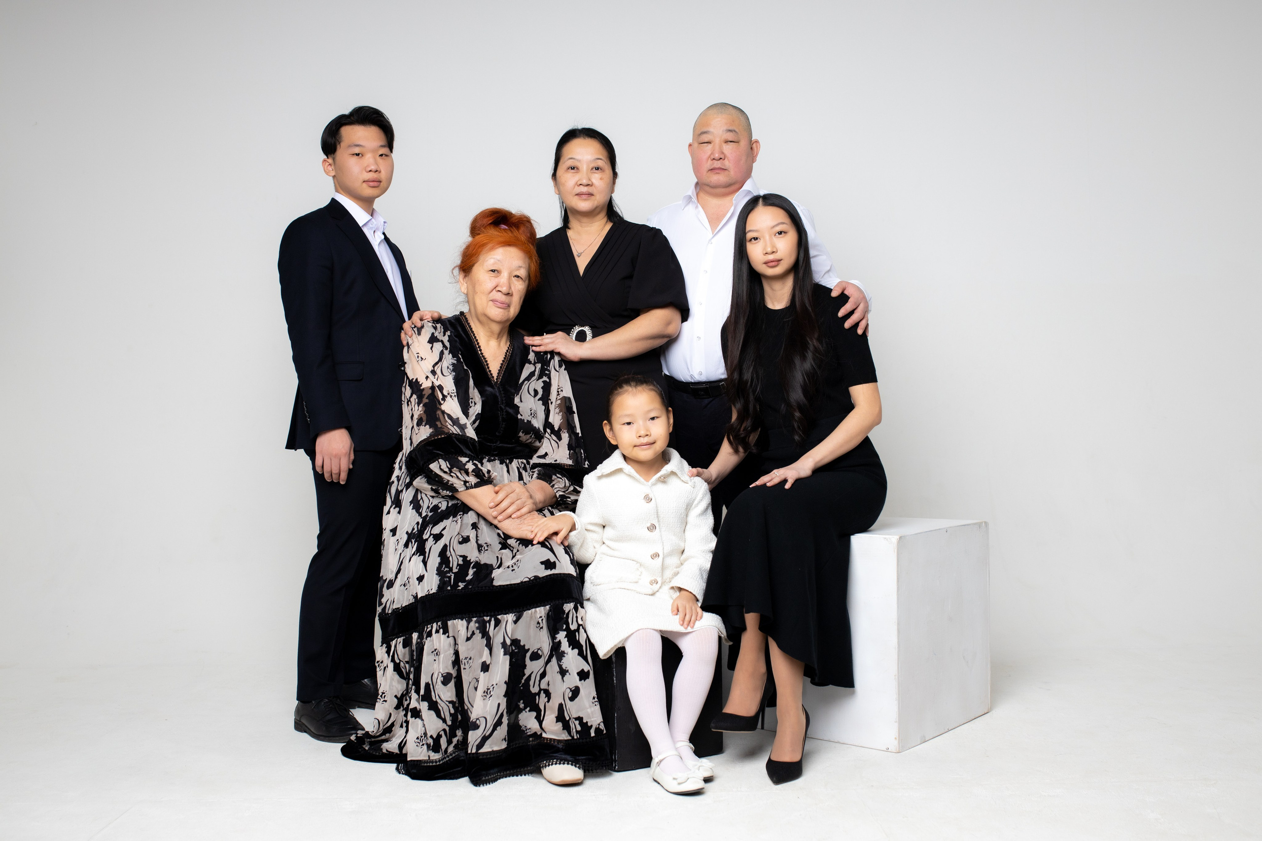 Семейная фотосессия на циклораме с импульсным светом. Фотограф в Железнодорожном и Балашихе