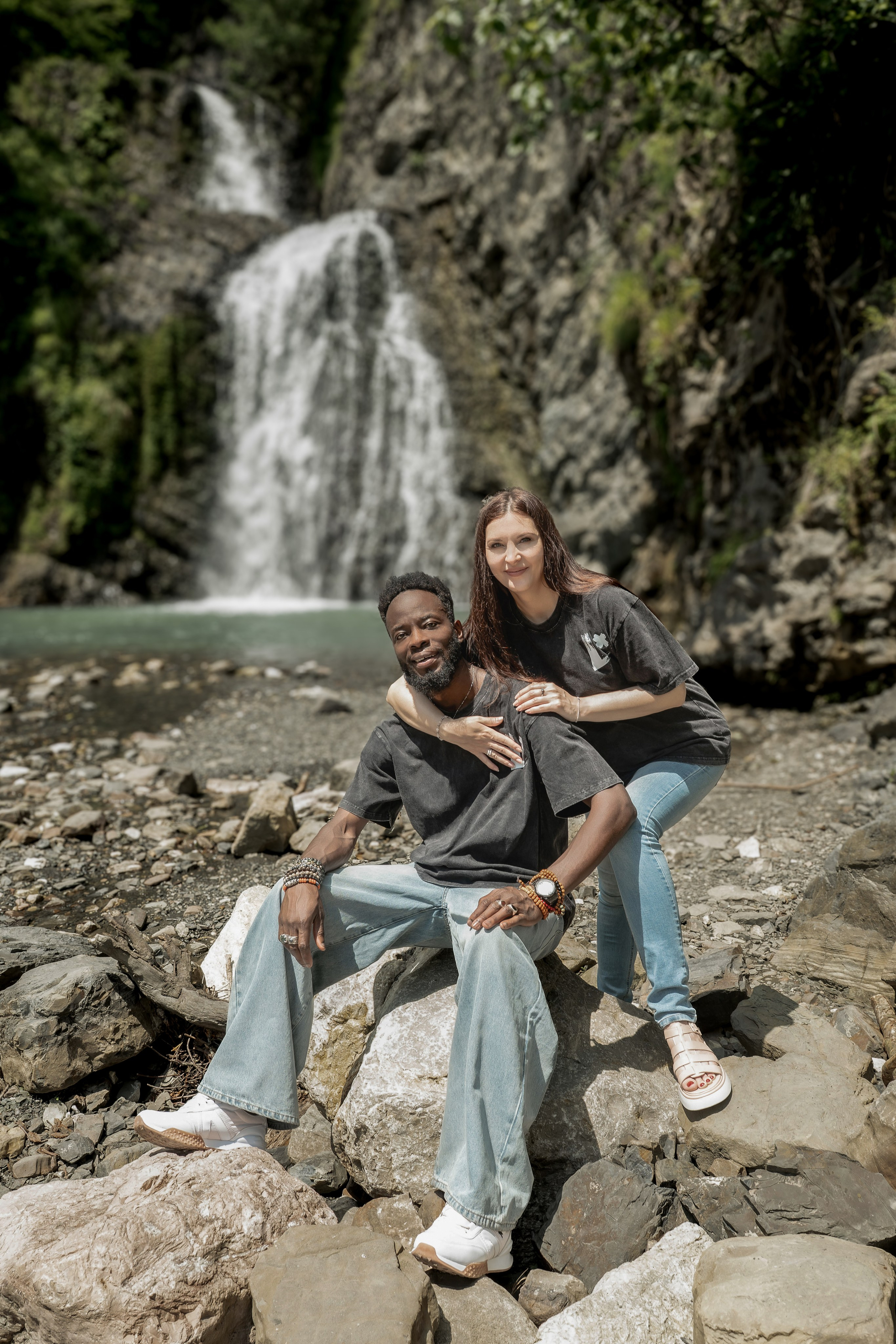 Тьерри и Светлана у реки. Наталья Слесаренко фотограф в Сочи