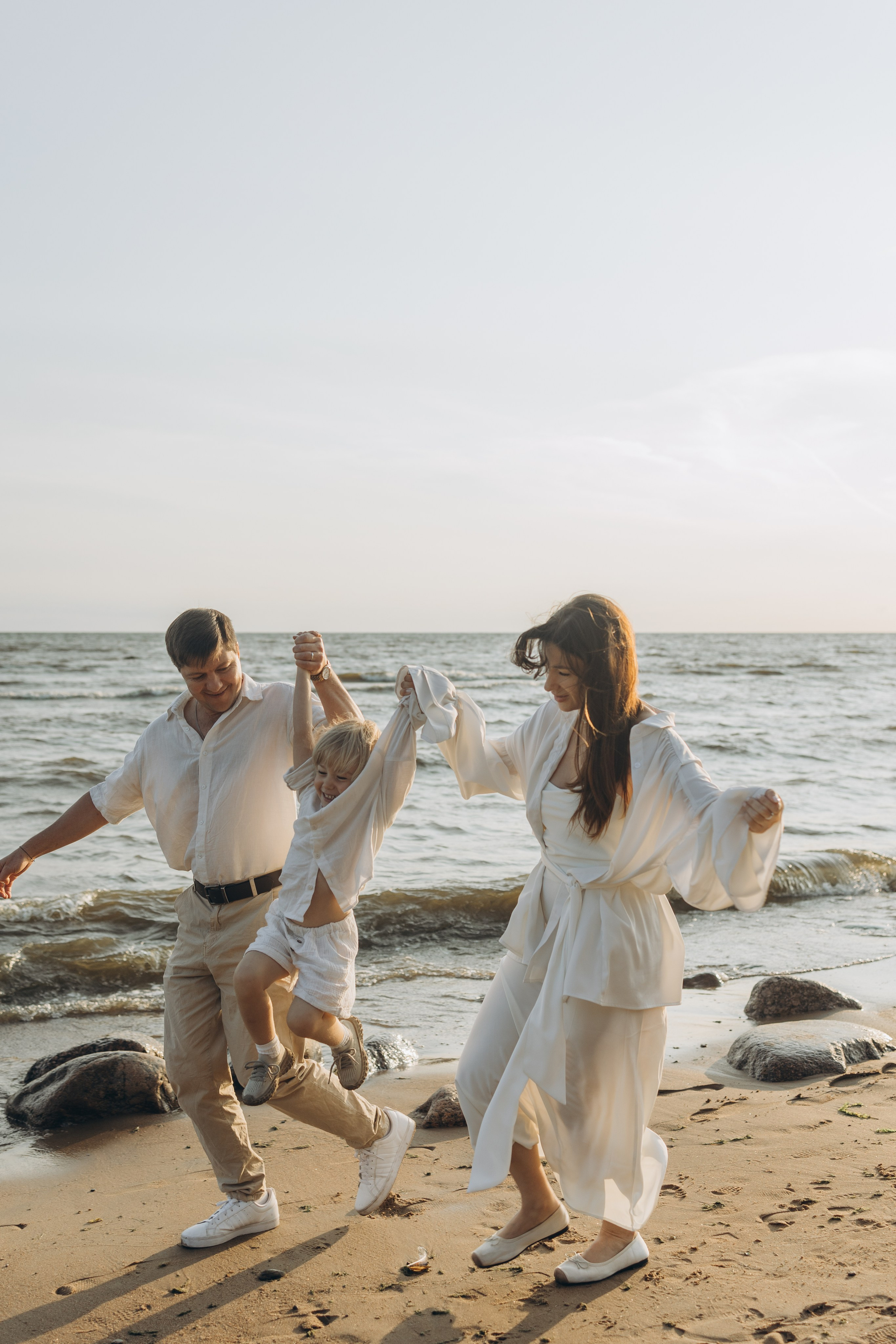 Эмилия, Дмитрий и Демид на Финском заливе. Семейный фотограф в Москве Виктория Ястребинская