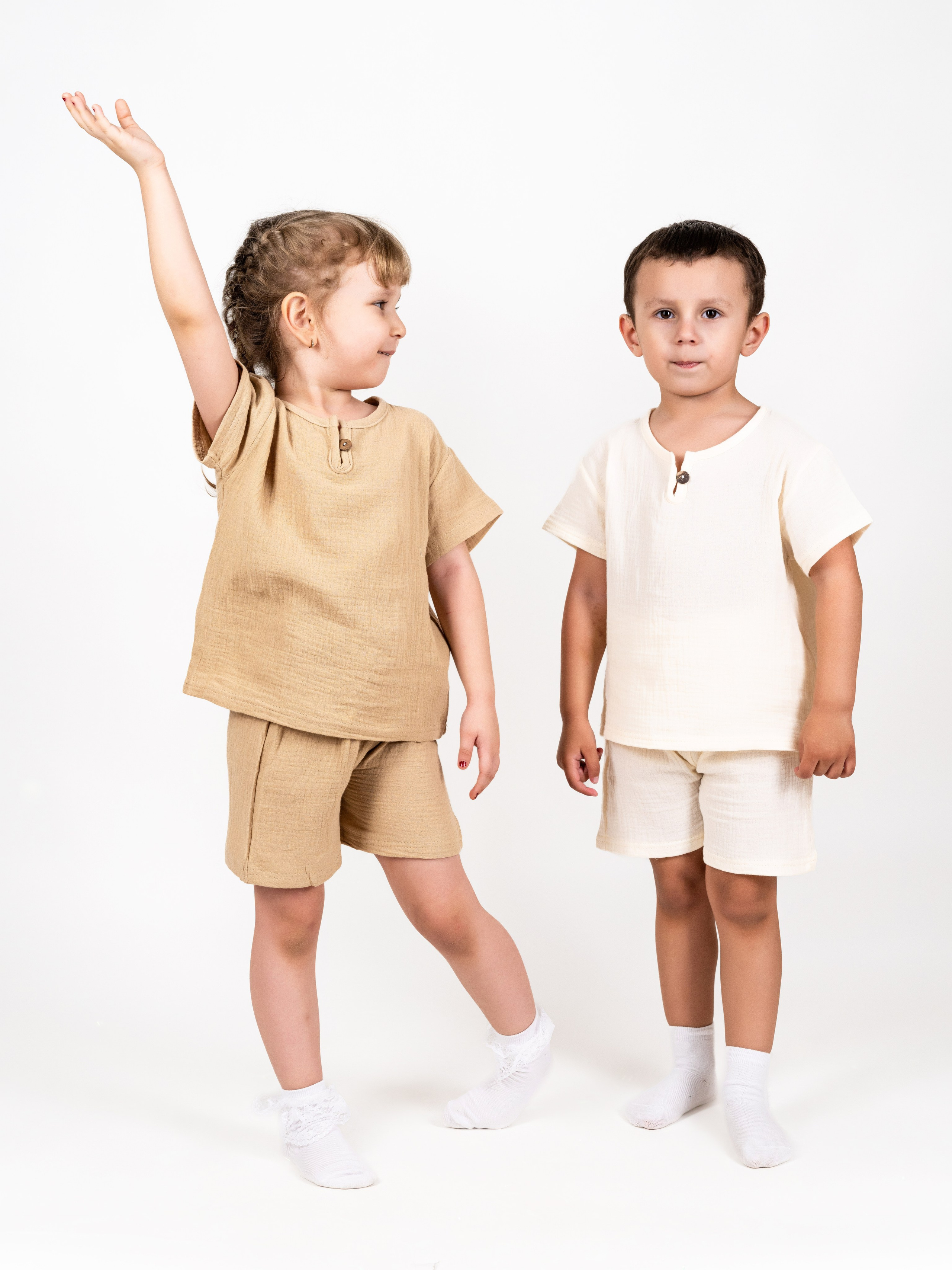 Фотосъемка летних детских комплектов одежды из муслима. Олейник Денис — предметный фотограф, фотограф для маркетплейсов в Казани