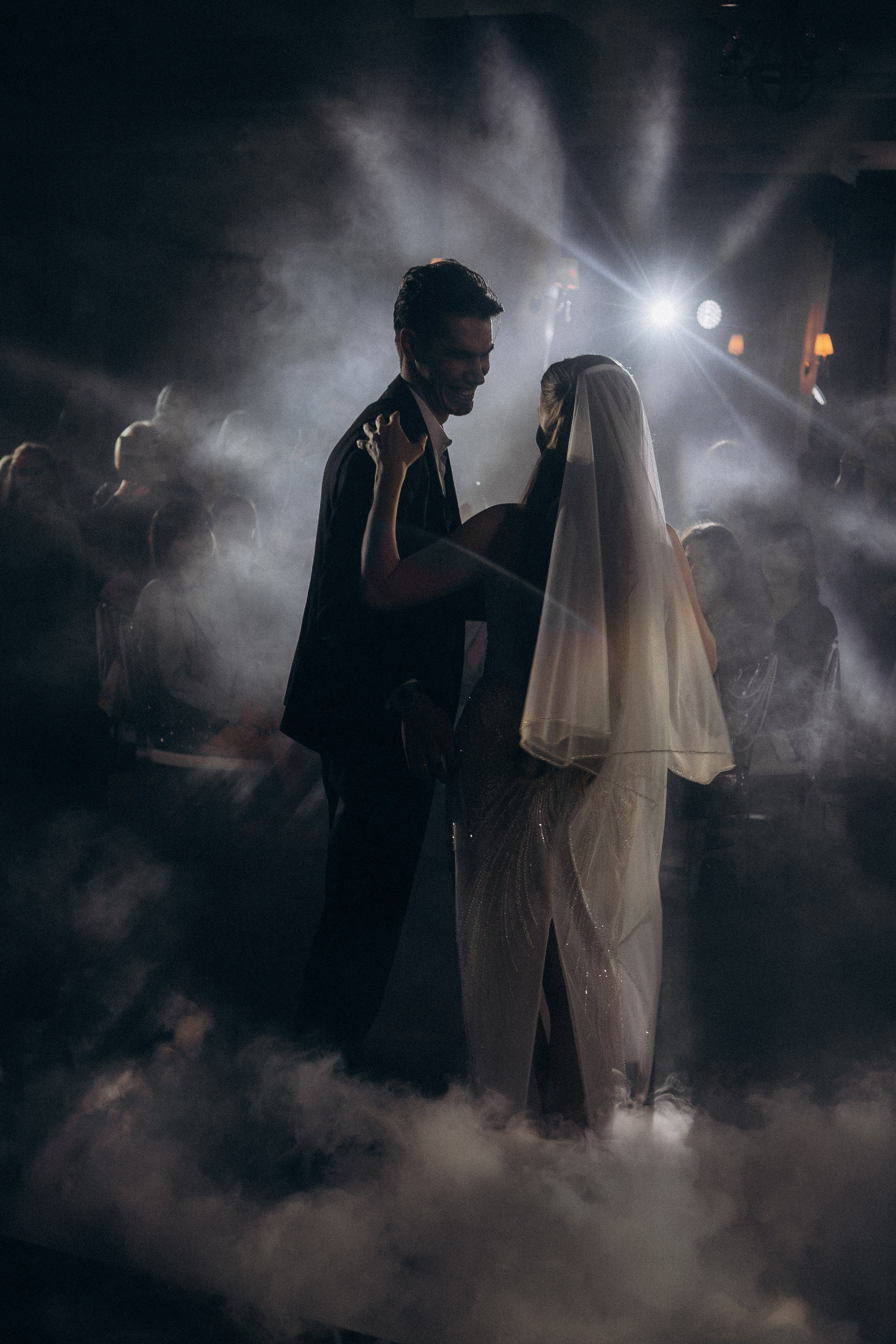 ПЕРВЫЙ ТАНЕЦ МОЛОДЫХ НА БАНКЕТЕ. ТРОГАТЕЛЬНЫЙ МОМЕНТ (СНЯТО В СИБИРЕ В НИЖНЕВАРТОВСКЕ). Профессиональный фотограф, Санкт-Петербург — Виктория Богомолова