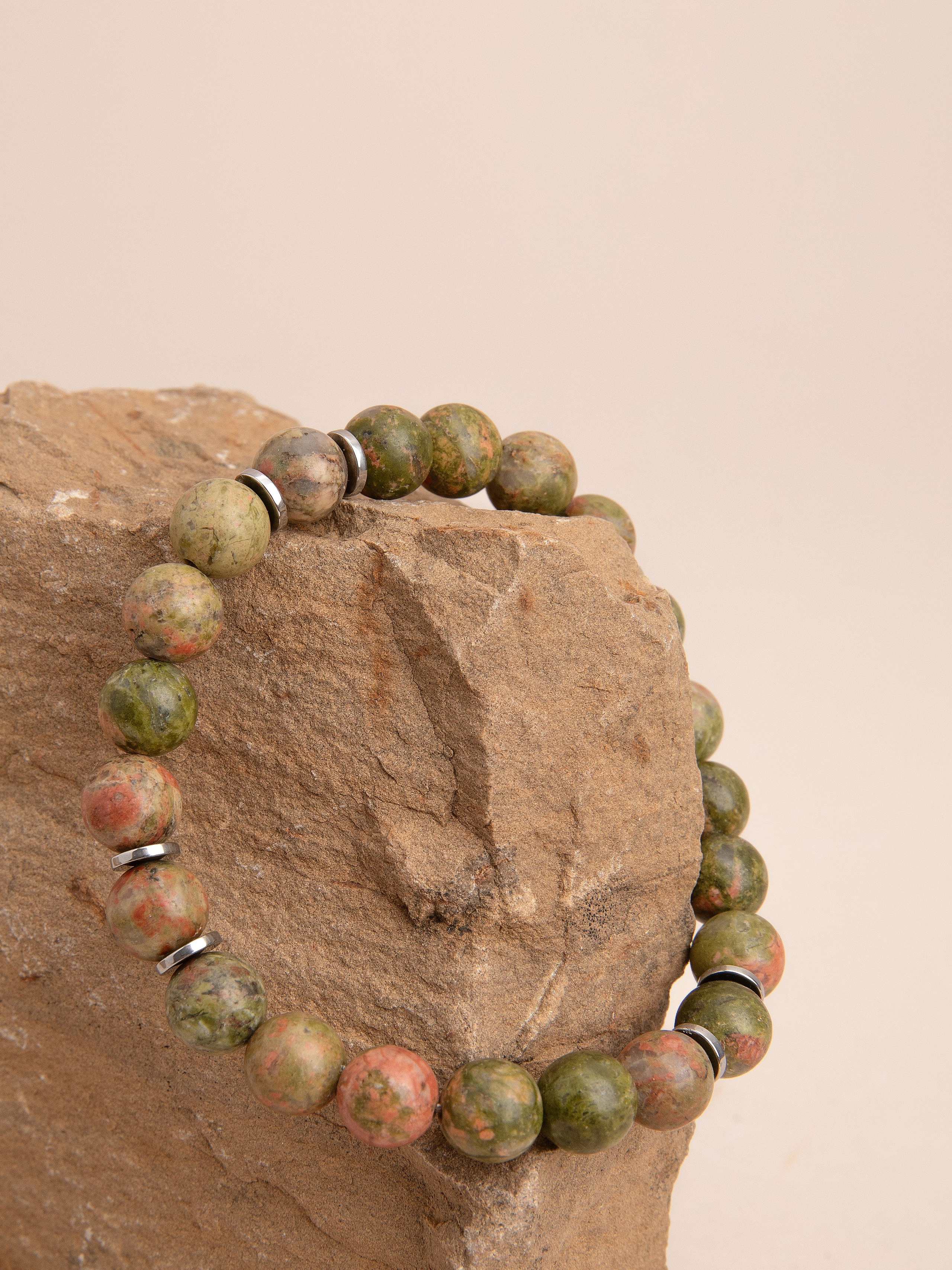 Браслеты ручной работы. Фотостудия предметной и модельной съёмки для маркетплейсов