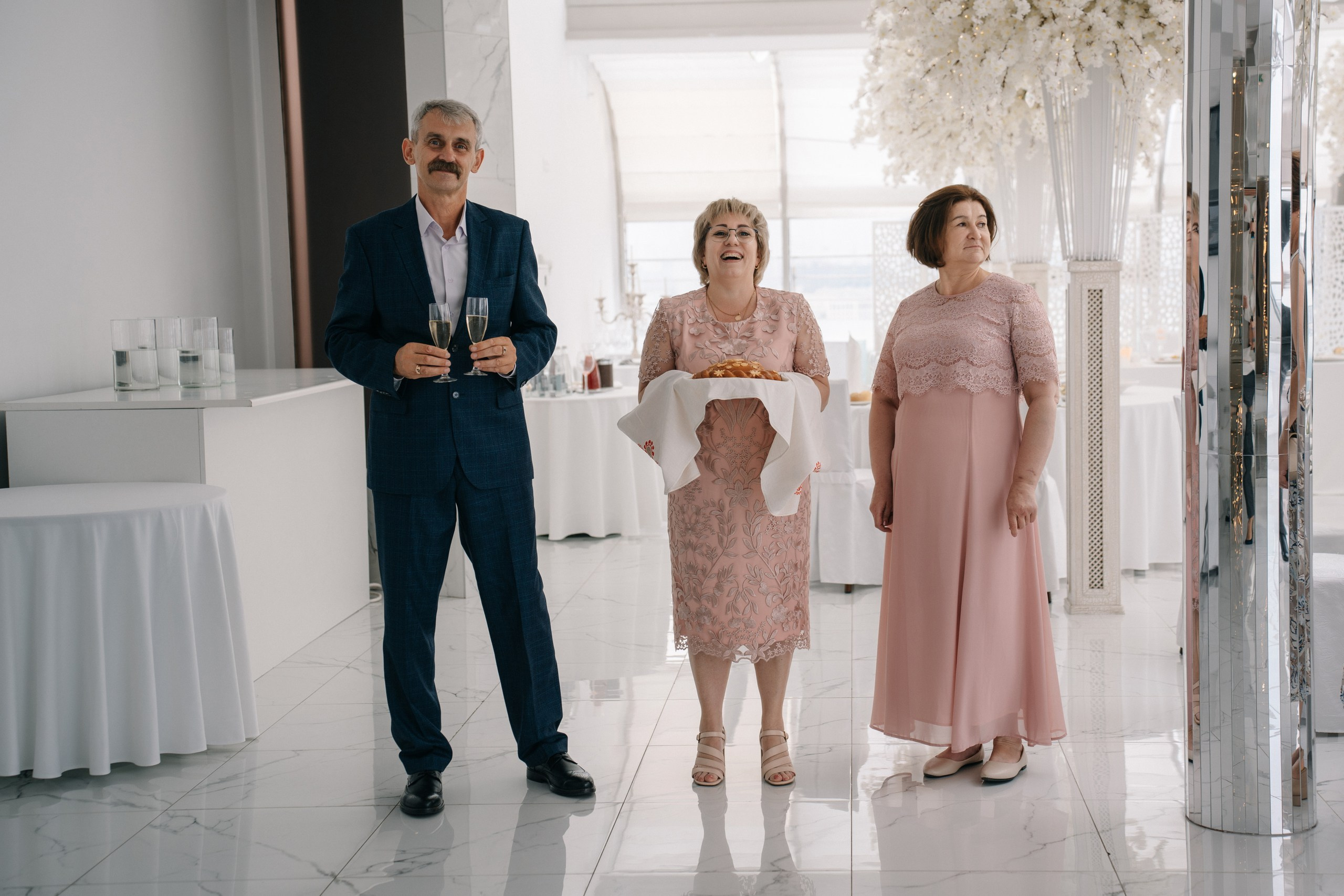 Свадебная фотосессия в отеле Золотое кольцо (Golden Ring Hotel) и ресторане Турандот