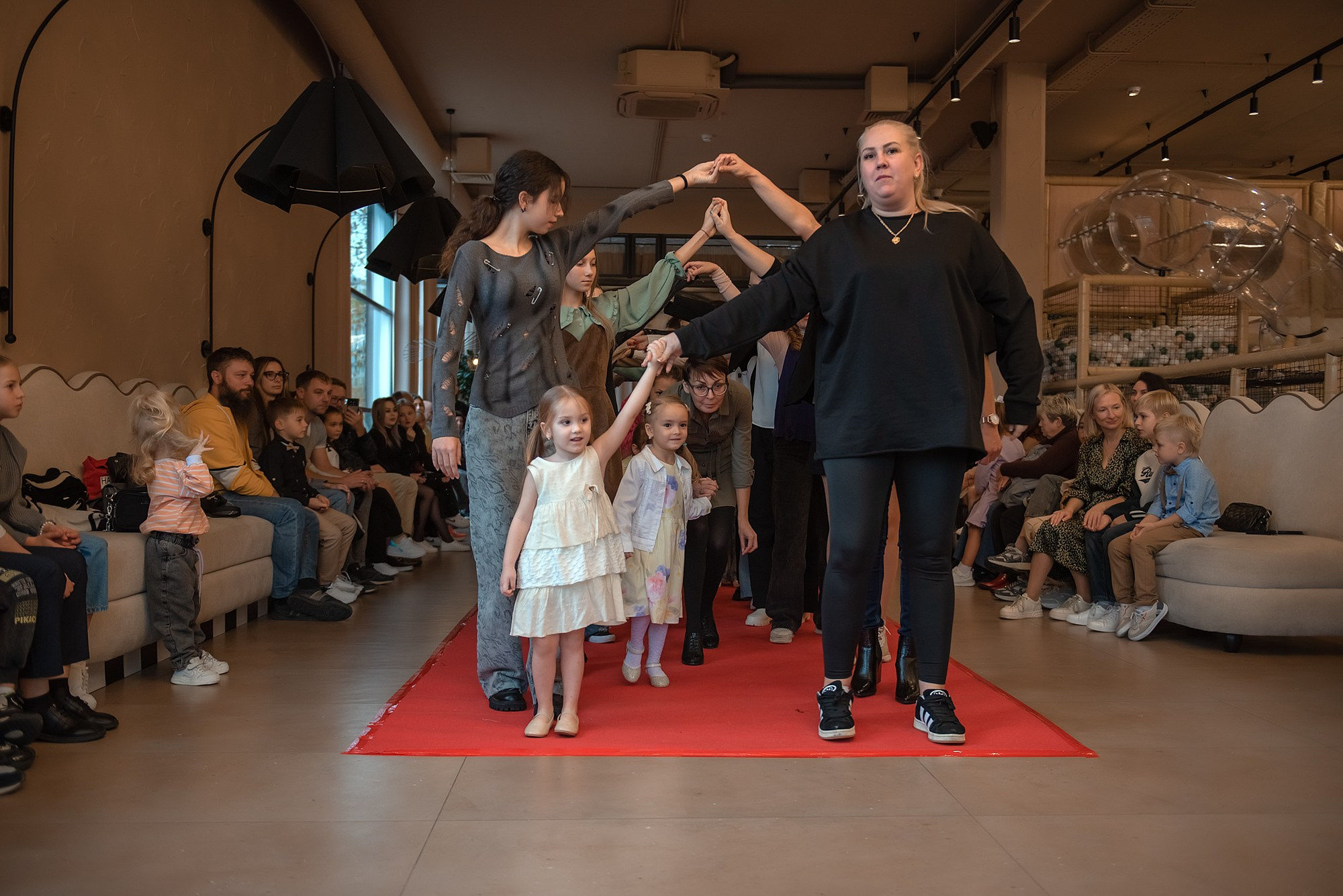 HAPPYkids дефиле в день мамы. Семейный и коммерческий фотограф в Сочи Александр Бодунов