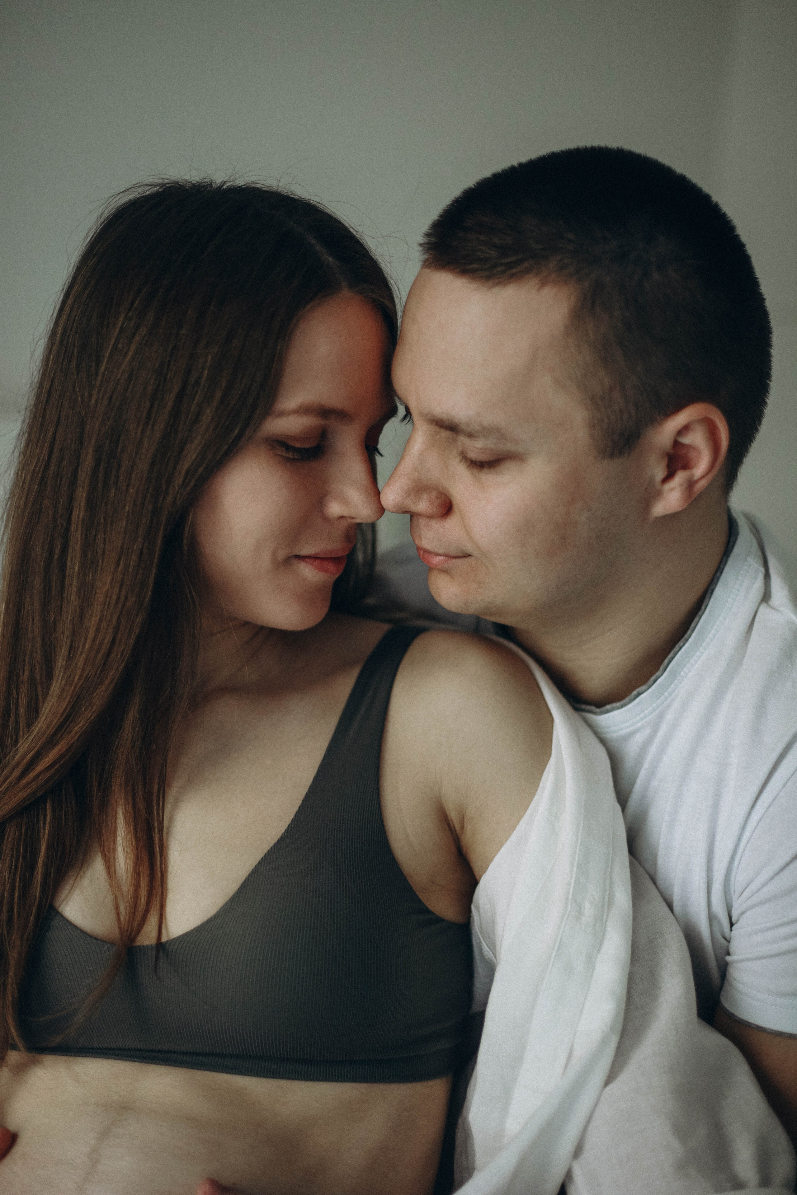 Babybauch-Shooting zu Hause. Fotografin in Erlangen, Nürnberg und Umgebung