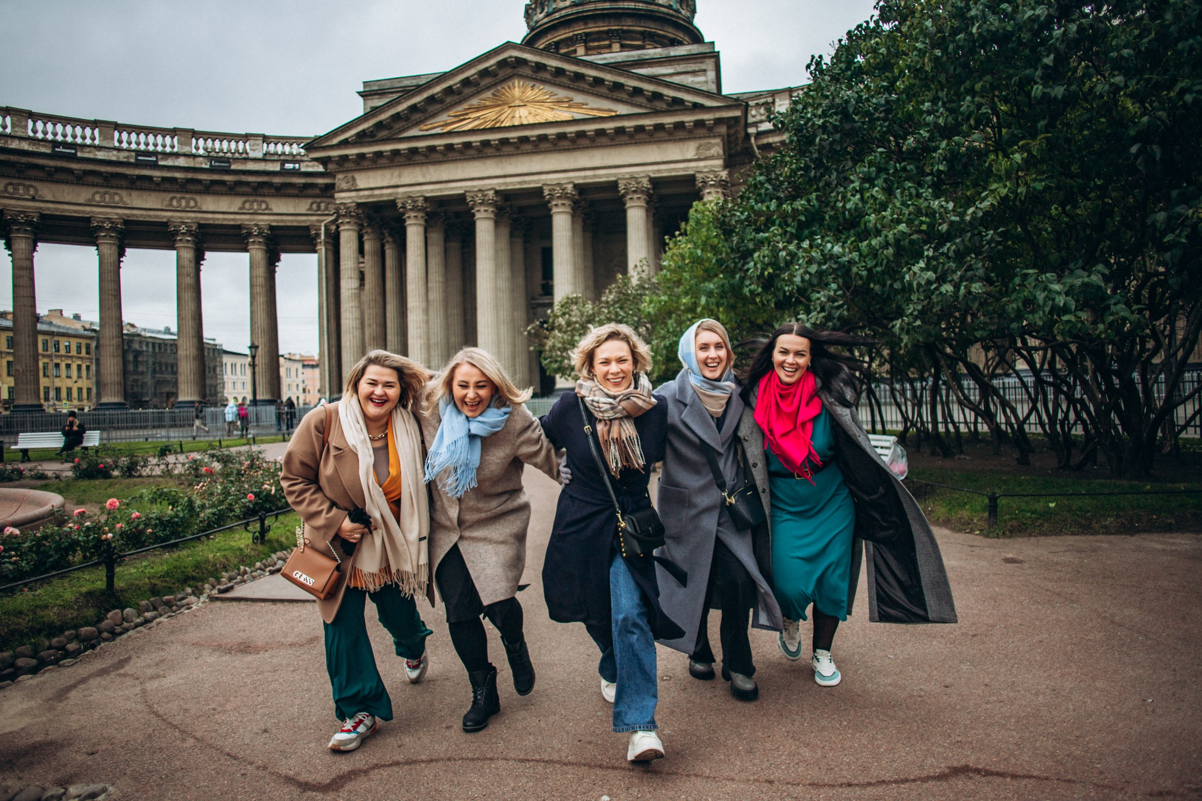 Маргарита с подругами в октябре. Фотопрогулка в Петербурге. Индивидуальный и семейный фотограф в Санкт-Петербурге