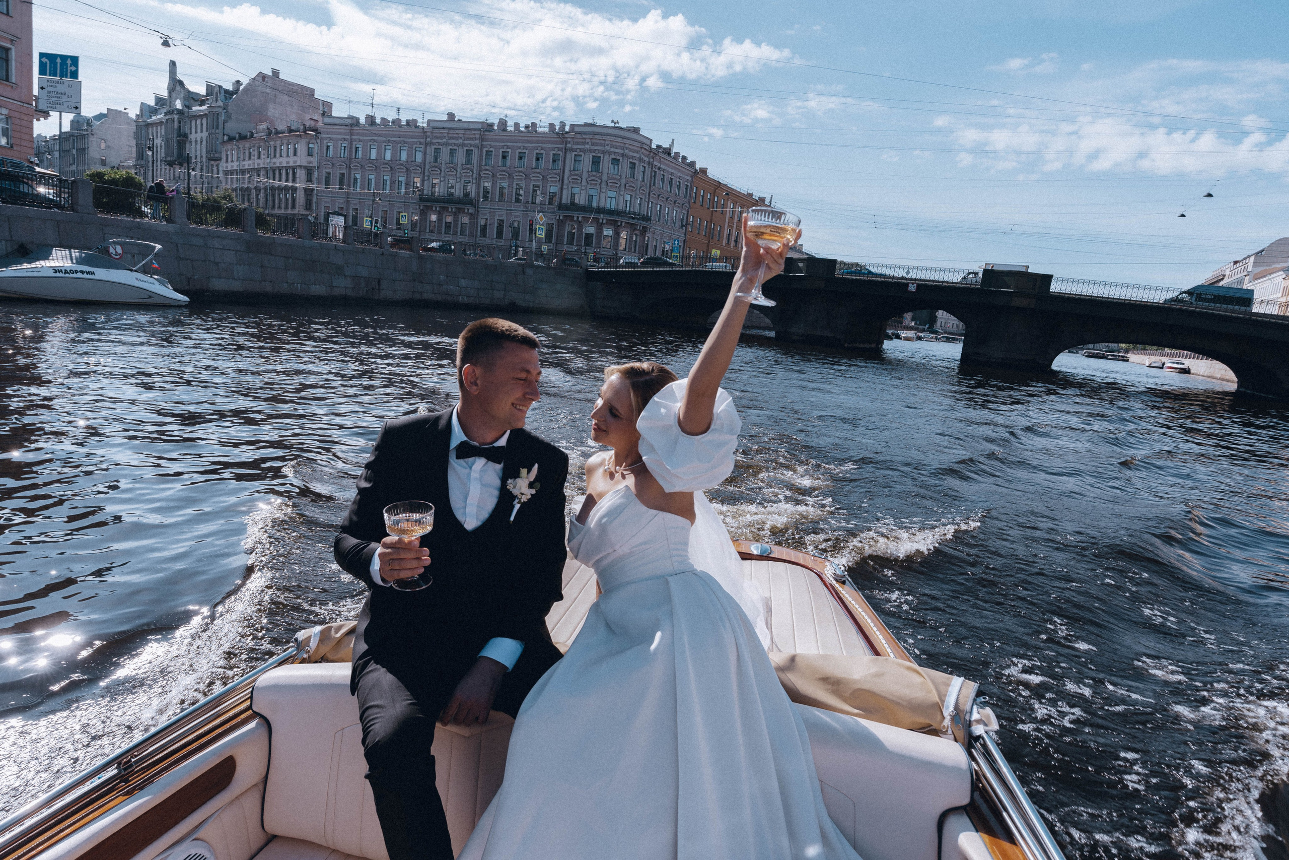 СВАДЕНБНАЯ СЬЕМКА НА КАТЕРЕ ПО КАНАЛАМ САНКТ-ПЕТЕРБУРГА И В АКВАТОРИИ НЕВЫ. Профессиональный фотограф, Санкт-Петербург — Виктория Богомолова