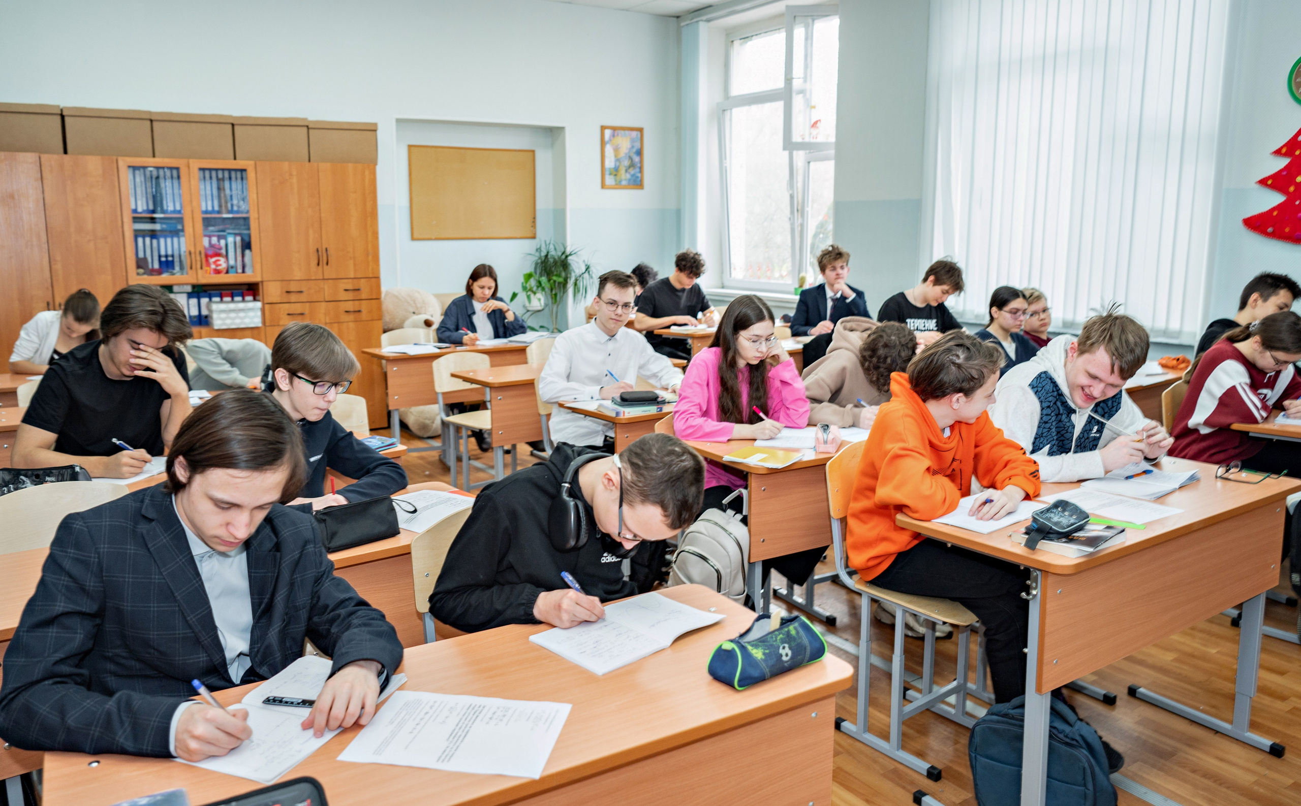 Фотосессия в классе и на территории школы. 9-М класс Школа 1568. Детский и семейный фотограф г. Москва Оксана Катаджи