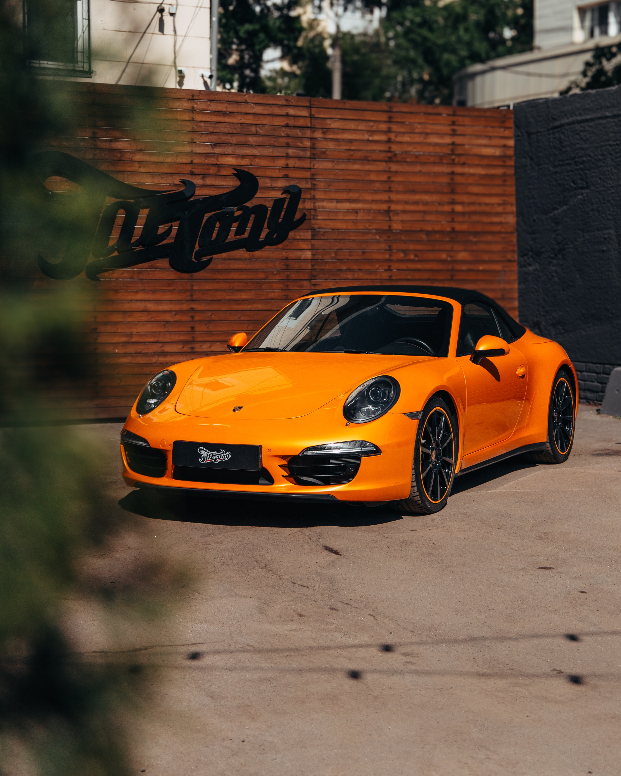 Porsche 911 оранжевый замена ремней безопасности. DeLorein