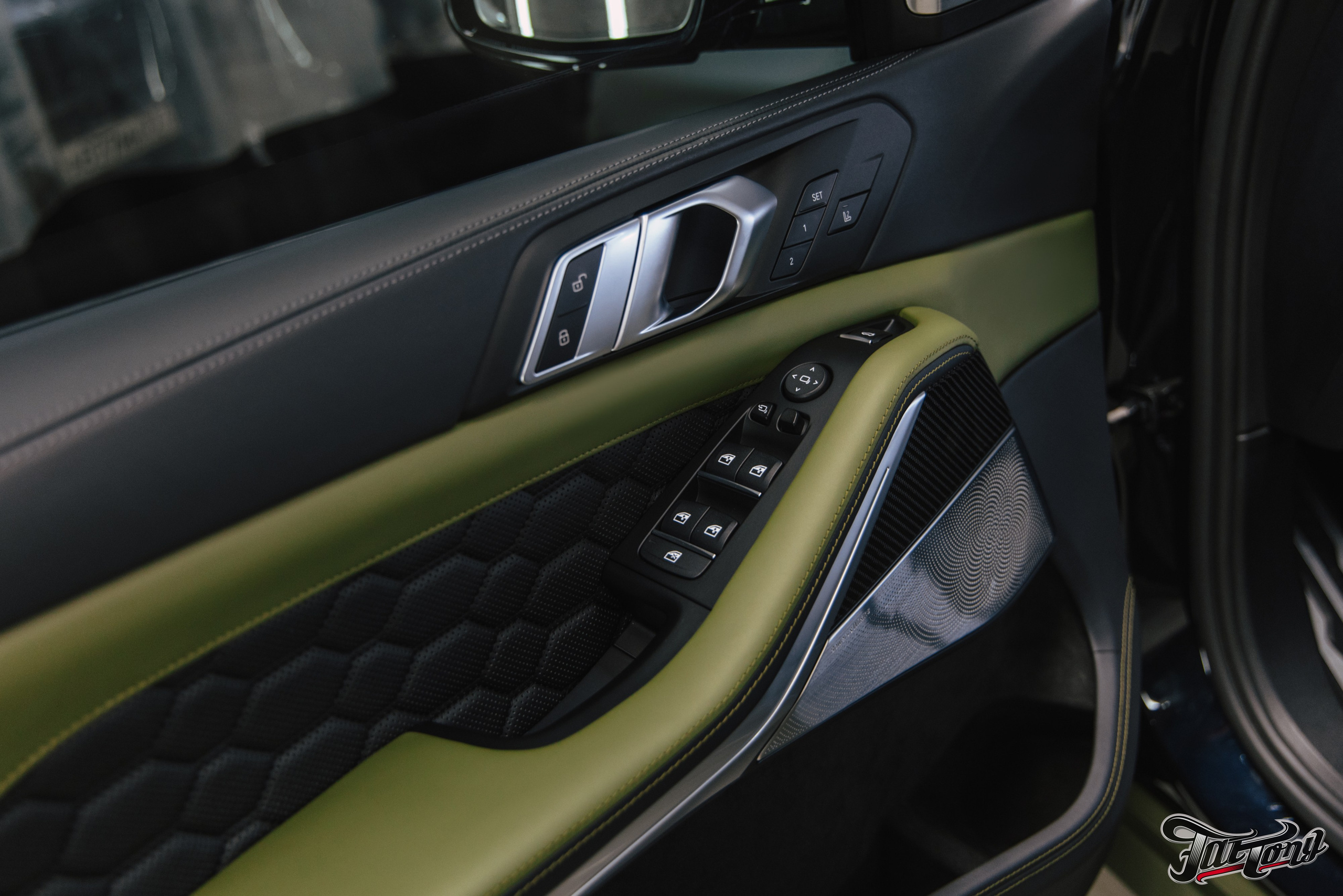 BMW X5M пошив салона в зеленую кожу. DeLorein