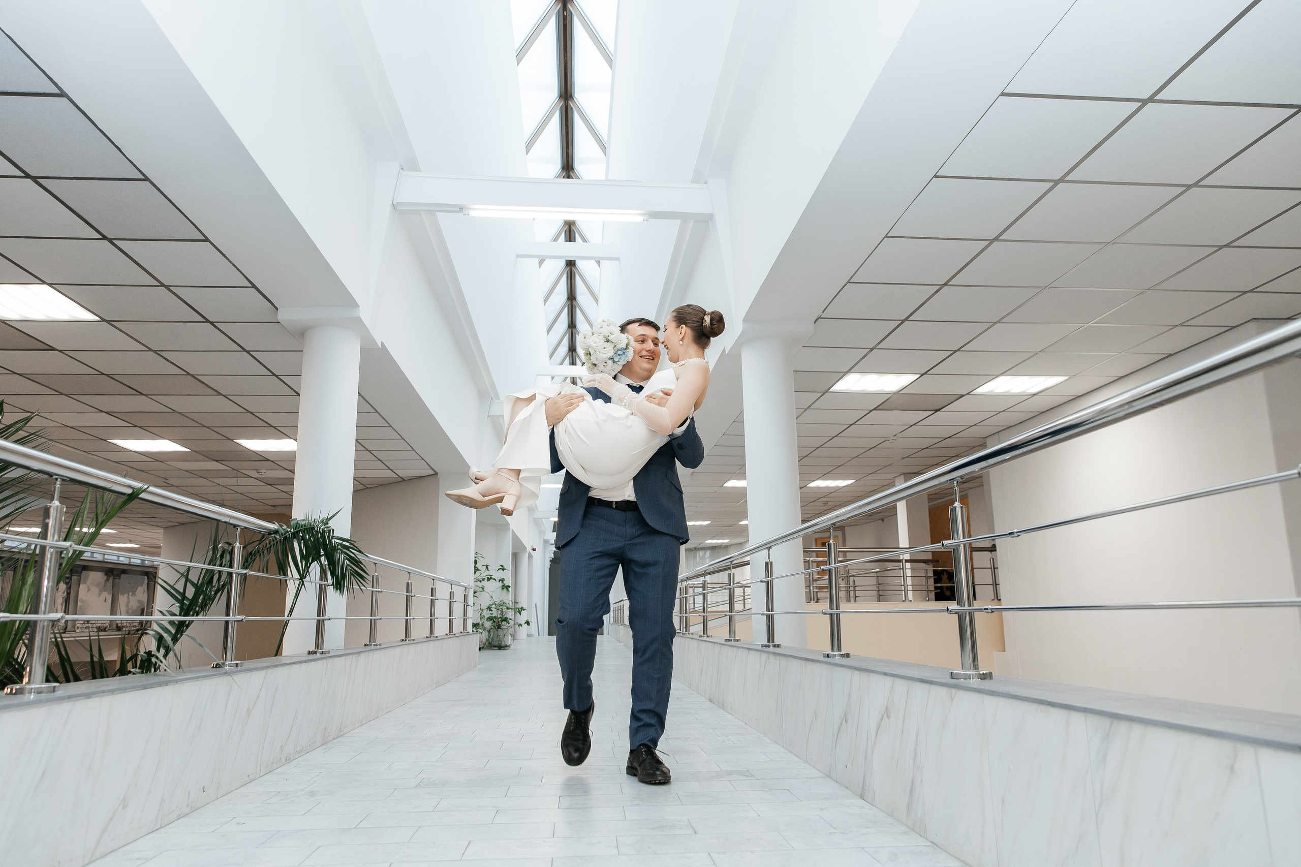 Жених носит невесту на руках