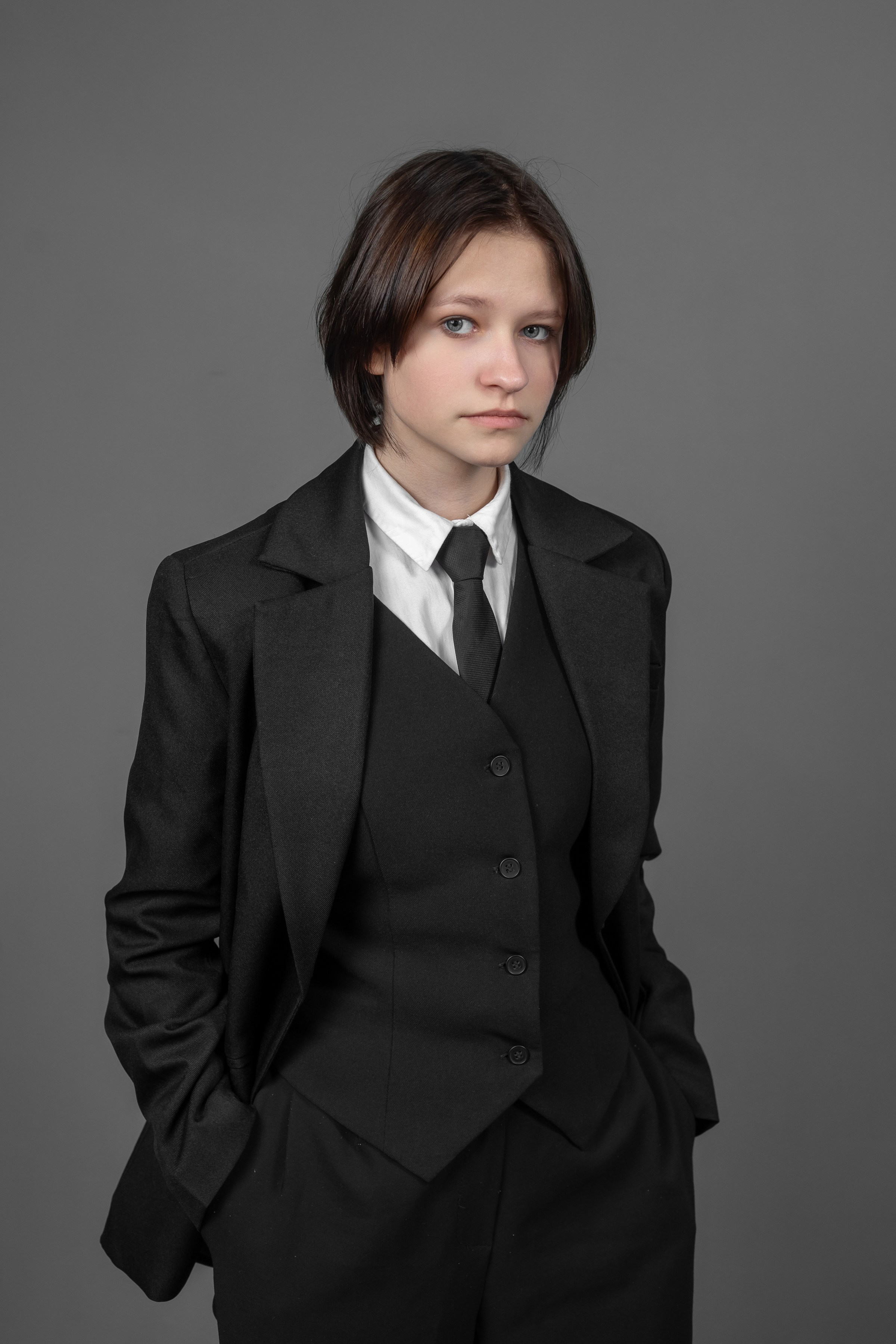 Портреты на сером  фоне. Ольга Плаксина фотограф в Саратове