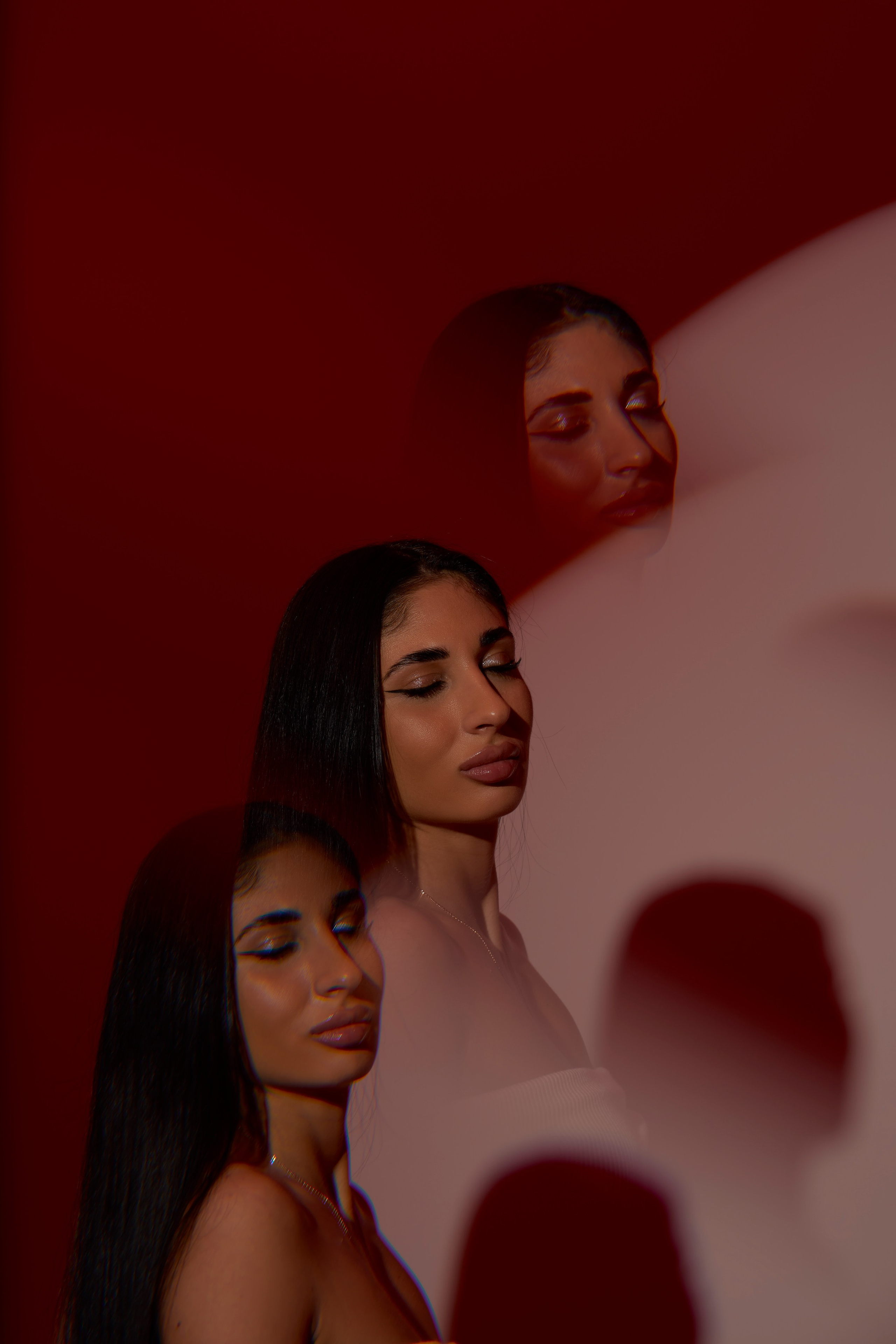 Креативная фотосессия в Москве: женские образы и отражения на красном фоне, съёмка в арт-стиле