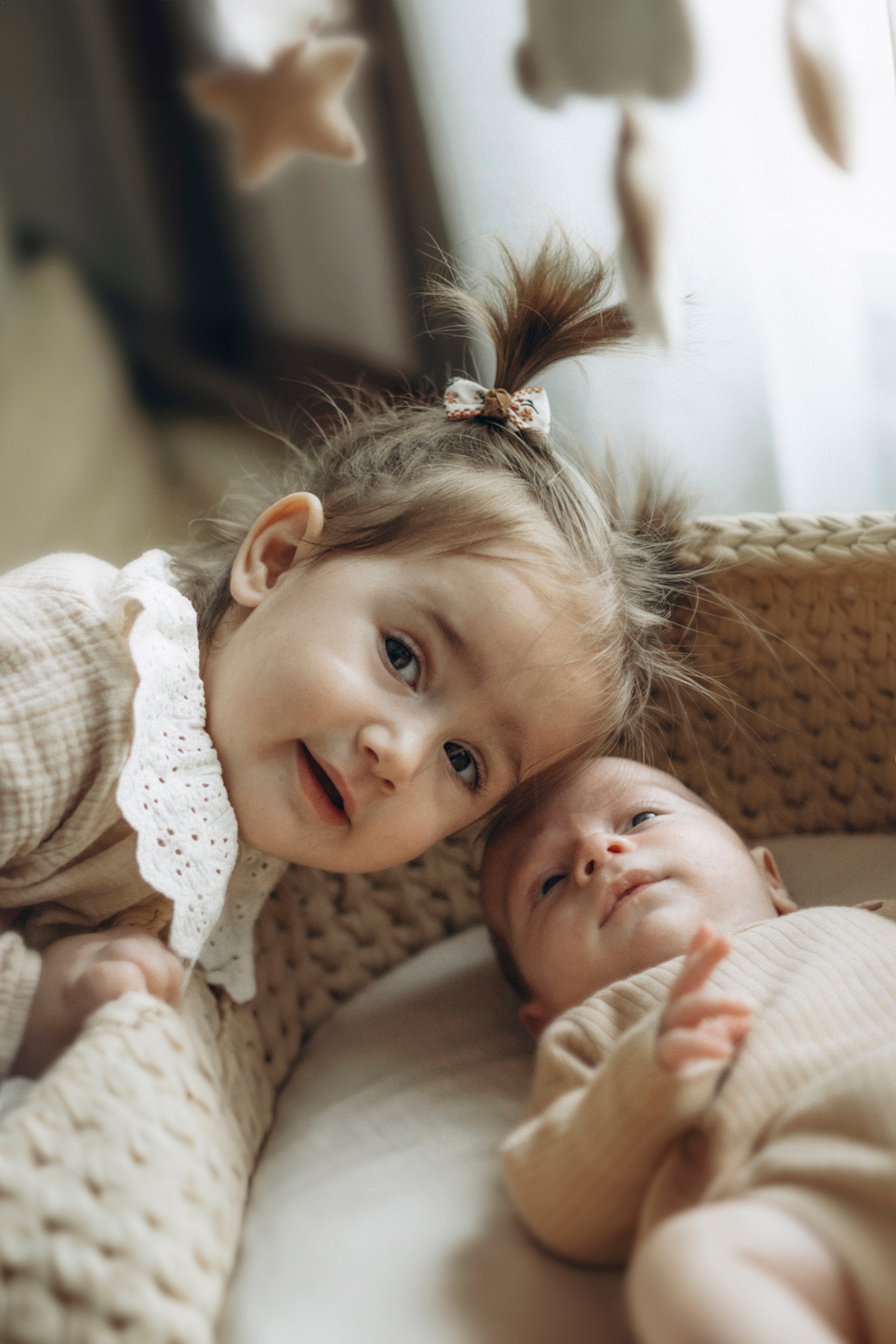 новорожденный со старшей сестрой