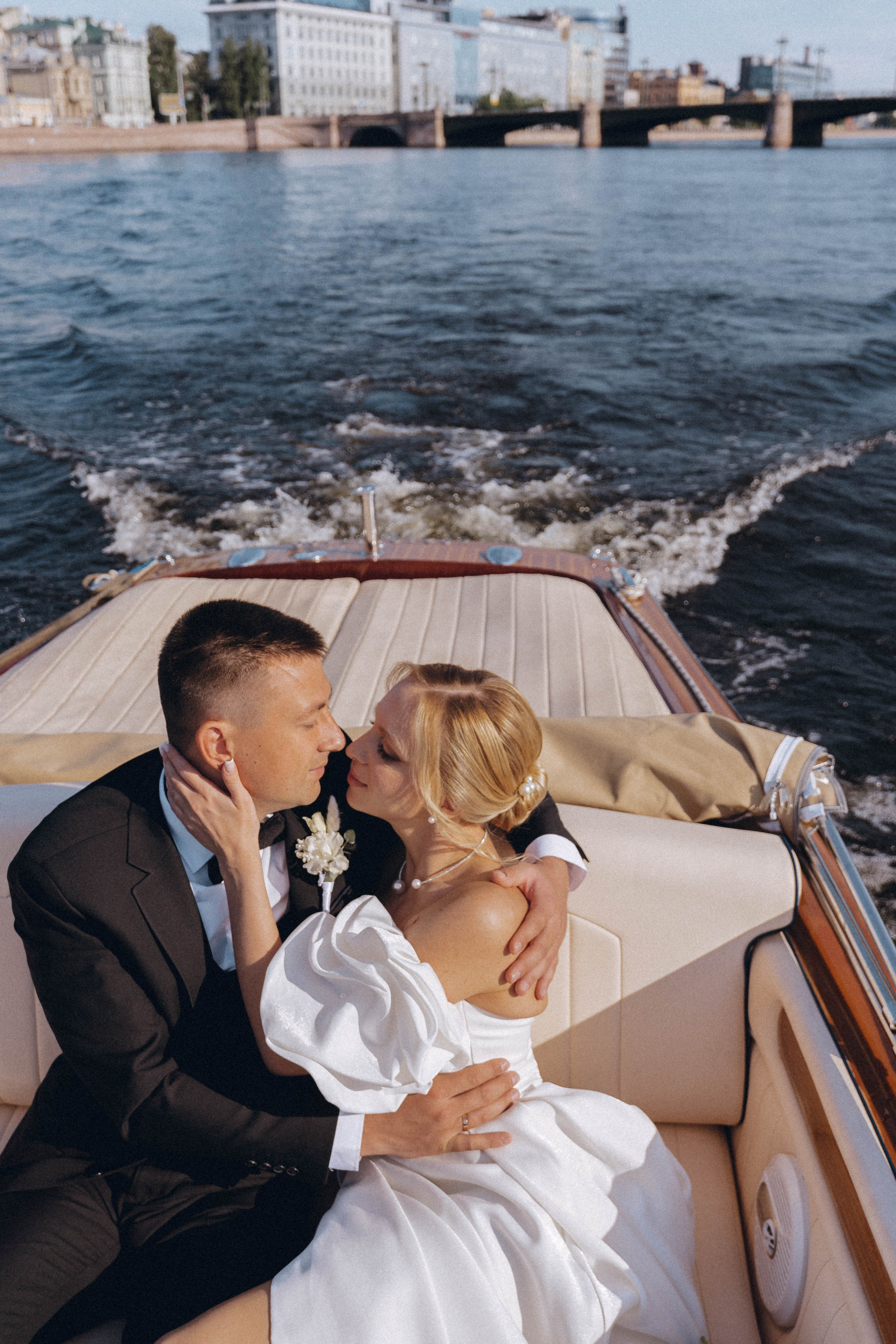 СВАДЕНБНАЯ СЬЕМКА НА КАТЕРЕ ПО КАНАЛАМ САНКТ-ПЕТЕРБУРГА И В АКВАТОРИИ НЕВЫ. Профессиональный фотограф, Санкт-Петербург — Виктория Богомолова