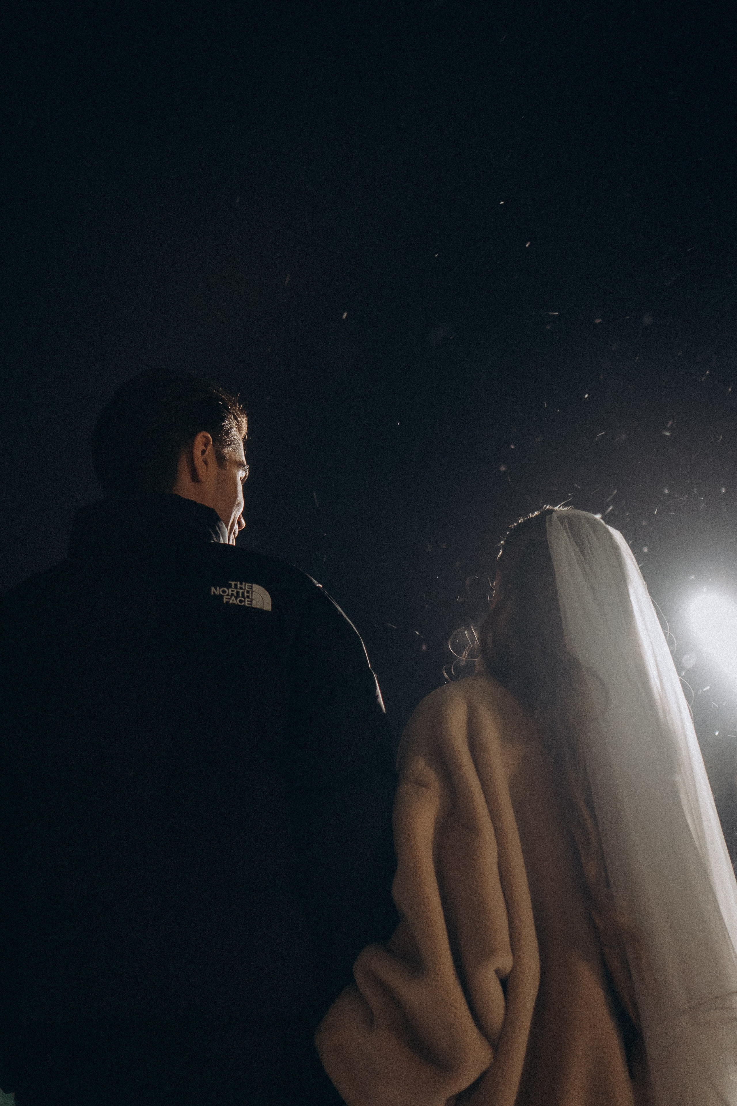 САЛЮТ НА СВАДЕБНОЙ ЦЕРЕМОНИИ (СНЯТО В СИБИРЕ В НИЖНЕВАРТОВСКЕ). Профессиональный фотограф, Санкт-Петербург — Виктория Богомолова