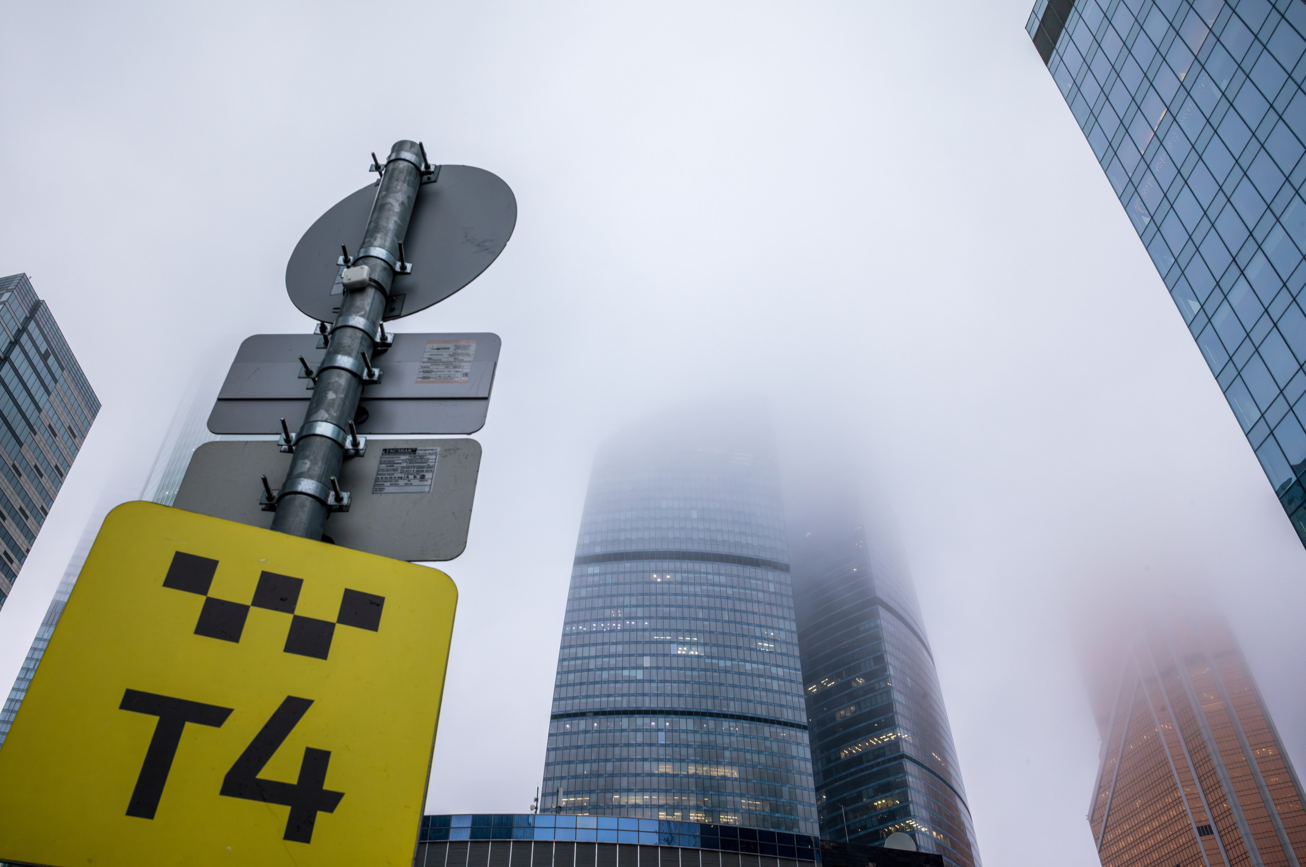 Остановка такси Т4 на фоне небоскребов в Москва-Сити в тумане