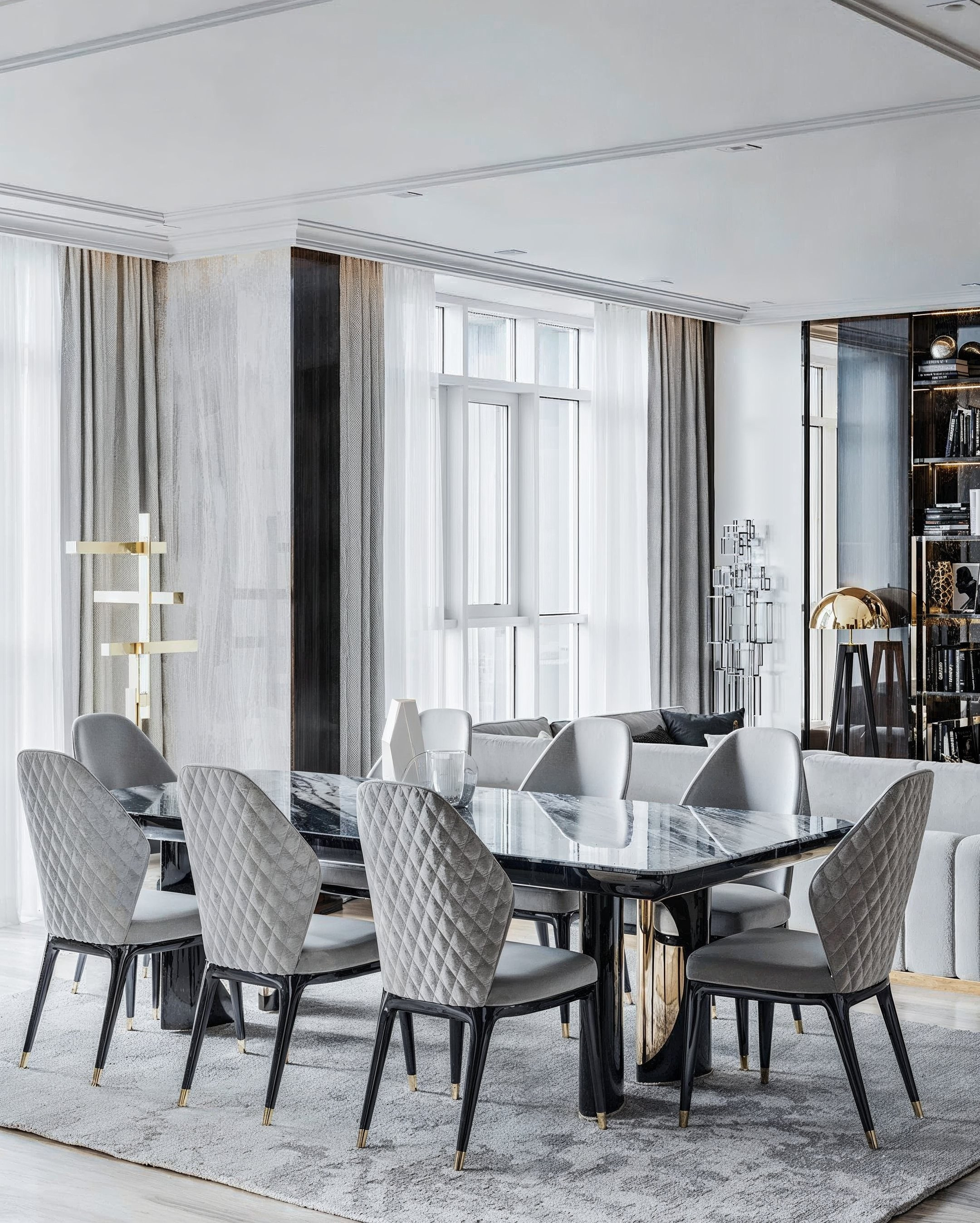 Столовая с мраморным столом и мягкими стульями в серой гамме — проект Валерии Котович