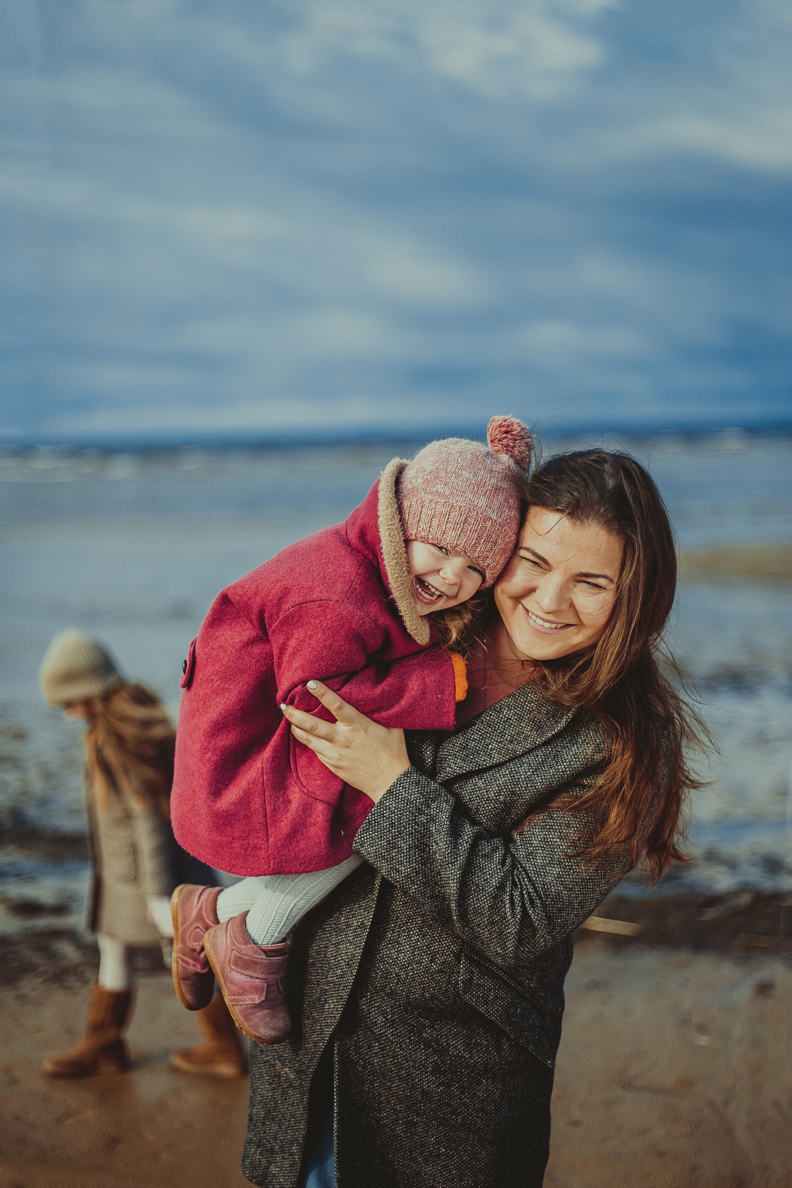 Фотосессия двух стильно одетых девочек с родителями на Финском заливе. Детский, свадебный и семейный фотограф Юлия Курбатова, Санкт-Петербург