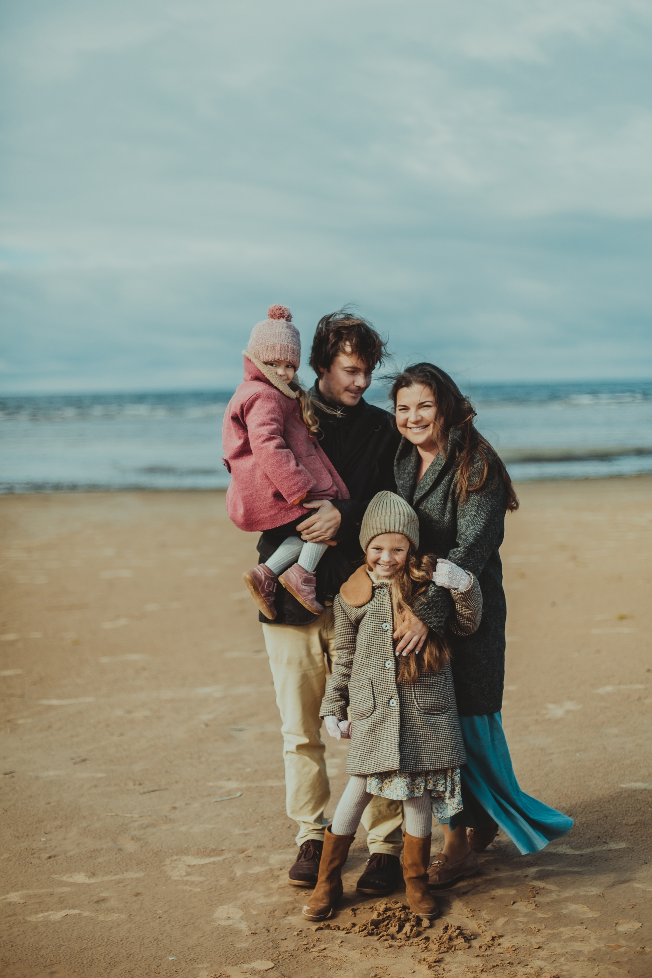Фотосессия двух стильно одетых девочек с родителями на Финском заливе. Детский, свадебный и семейный фотограф Юлия Курбатова, Санкт-Петербург