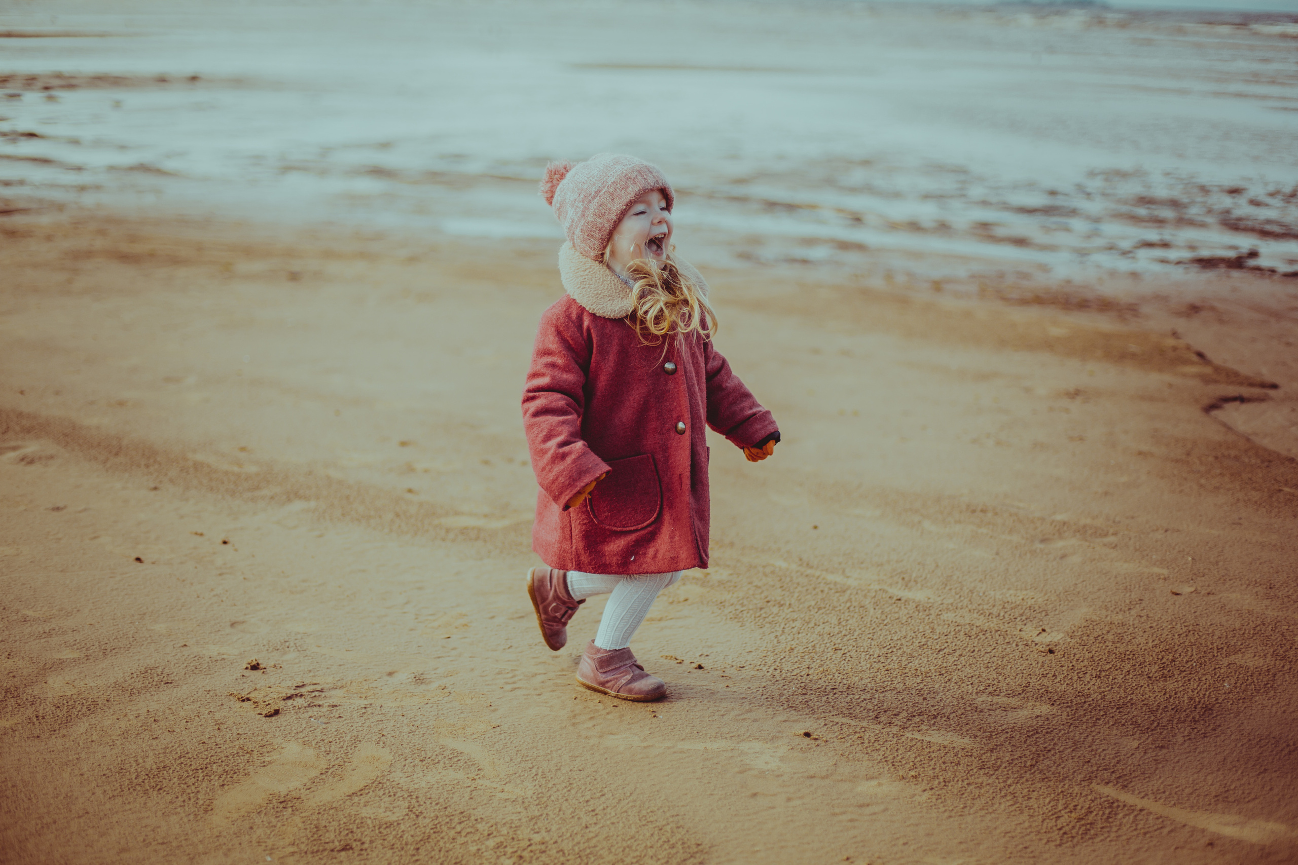 Фотосессия двух стильно одетых девочек с родителями на Финском заливе. Детский, свадебный и семейный фотограф Юлия Курбатова, Санкт-Петербург