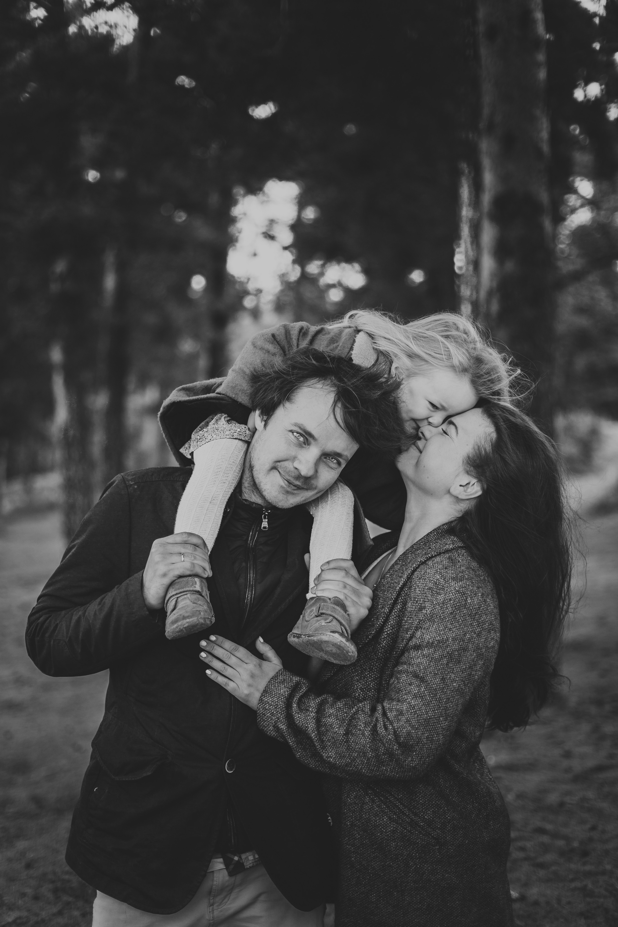 Фотосессия двух стильно одетых девочек с родителями на Финском заливе. Детский, свадебный и семейный фотограф Юлия Курбатова, Санкт-Петербург