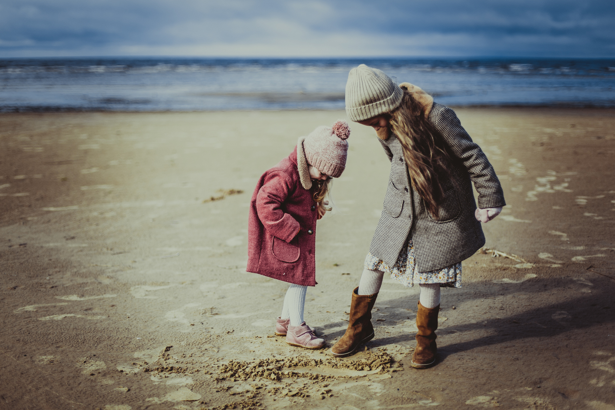 Фотосессия двух стильно одетых девочек с родителями на Финском заливе. Детский, свадебный и семейный фотограф Юлия Курбатова, Санкт-Петербург