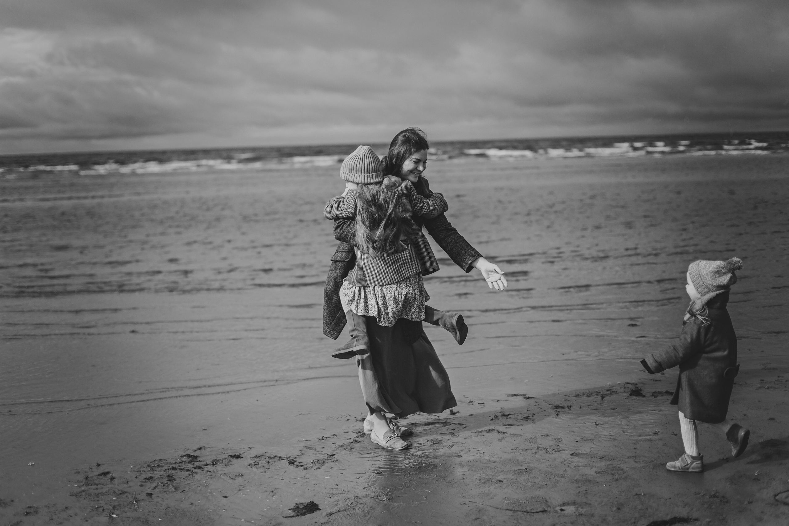 Фотосессия двух стильно одетых девочек с родителями на Финском заливе. Детский, свадебный и семейный фотограф Юлия Курбатова, Санкт-Петербург