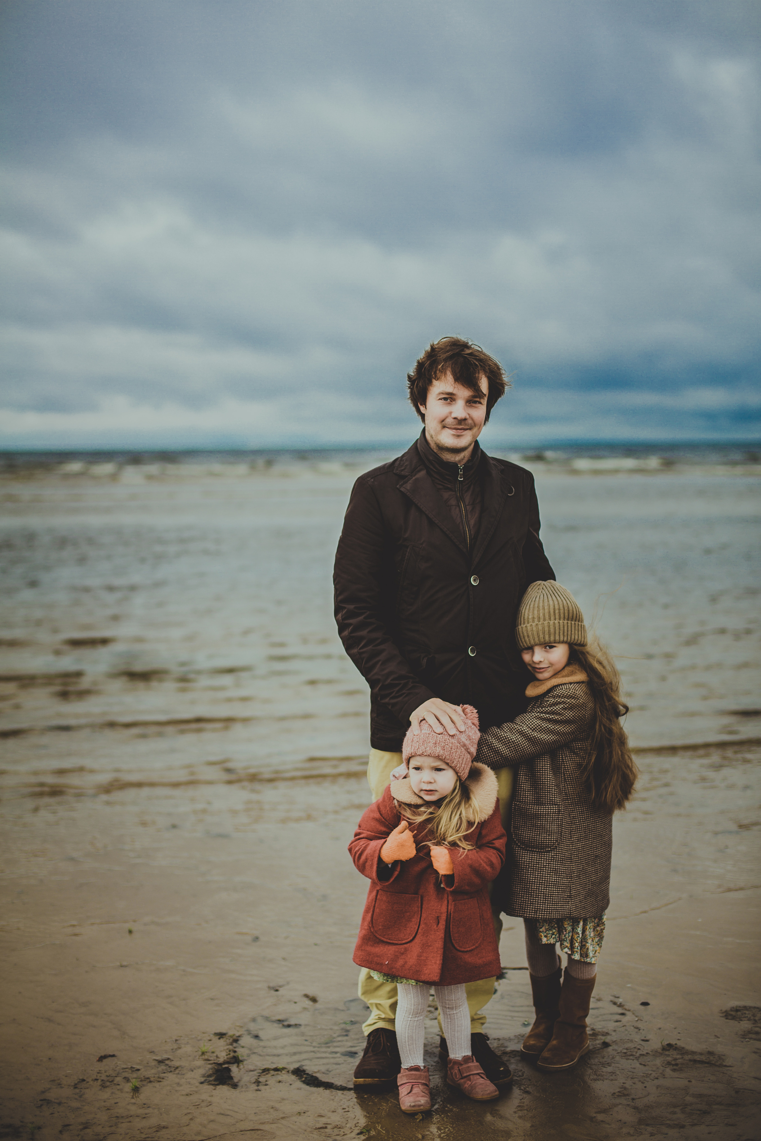 Фотосессия двух стильно одетых девочек с родителями на Финском заливе. Детский, свадебный и семейный фотограф Юлия Курбатова, Санкт-Петербург
