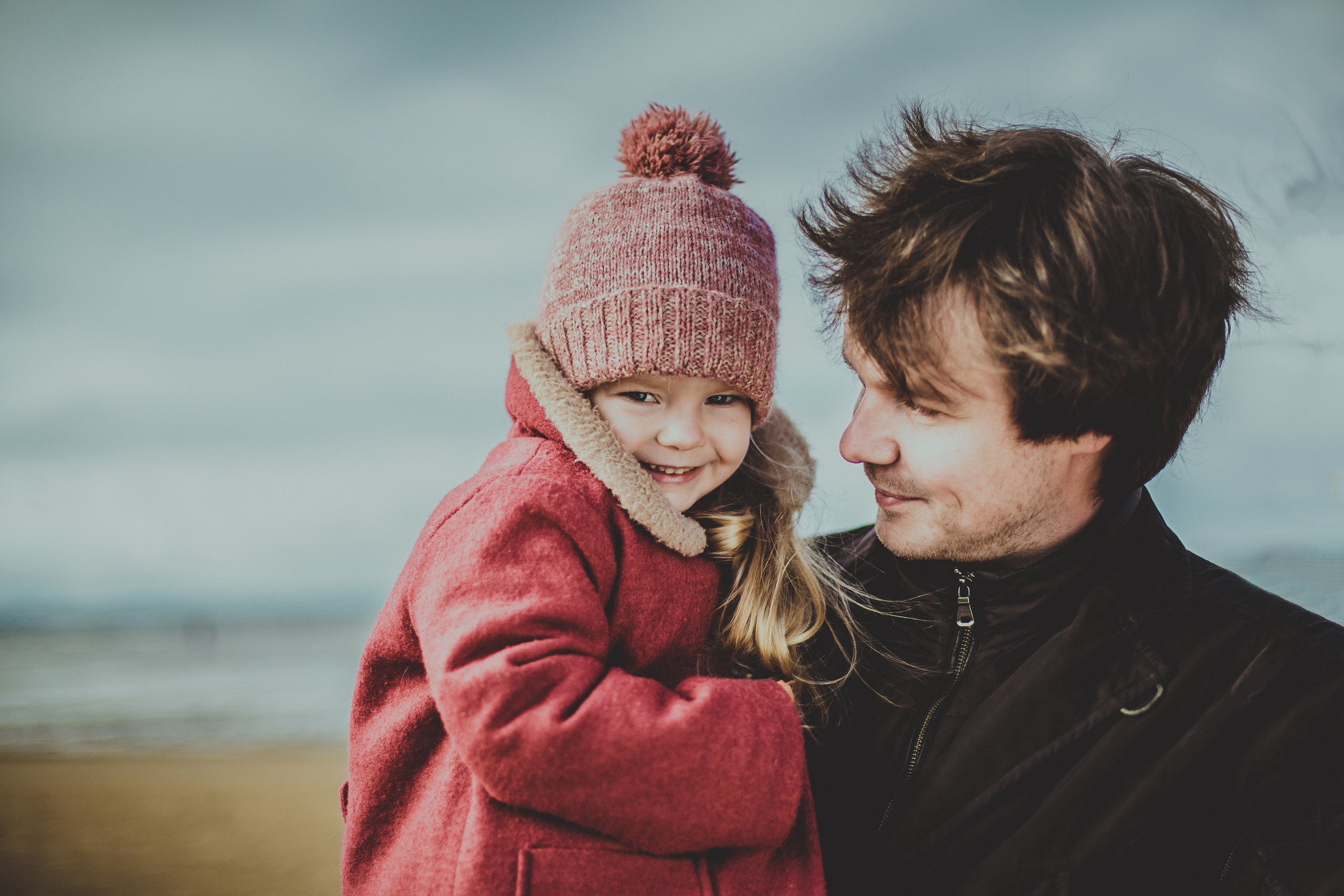 Фотосессия двух стильно одетых девочек с родителями на Финском заливе. Детский, свадебный и семейный фотограф Юлия Курбатова, Санкт-Петербург