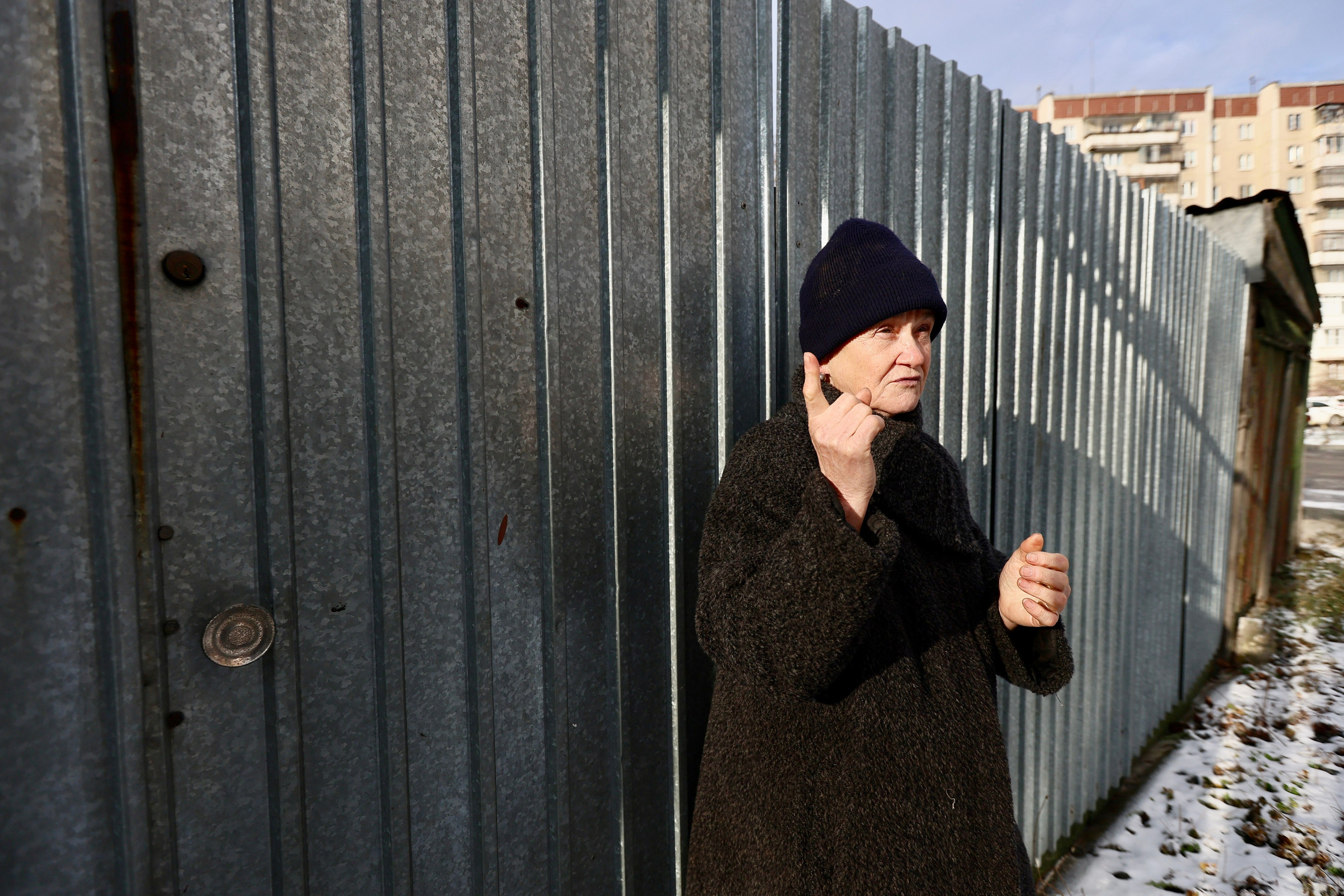 Людмила Владимировна. Хозяйка маленького дома в окружении многоэтажек. Репортажный фотограф Наталья Лапцевич