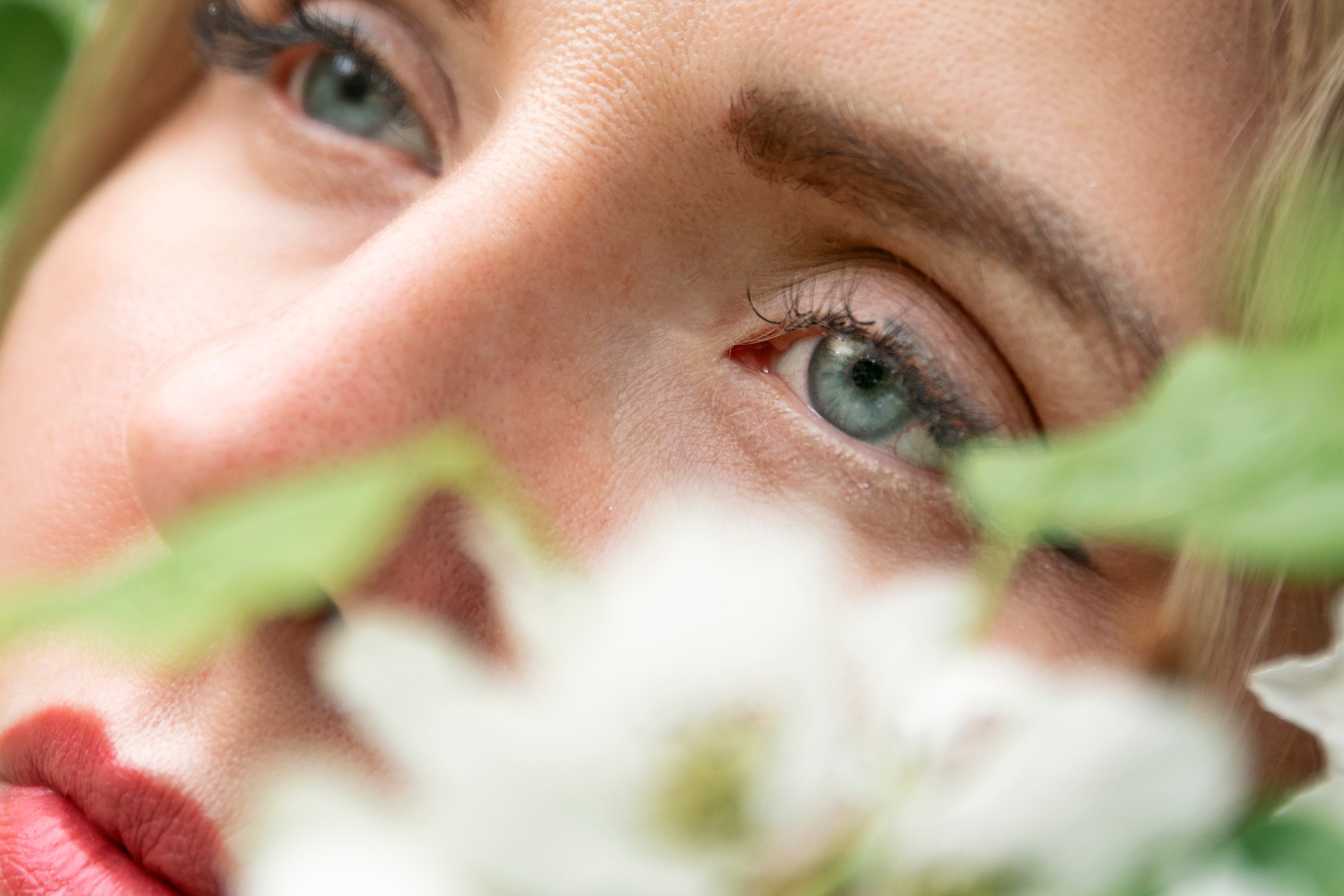 Белый шепот яблонь