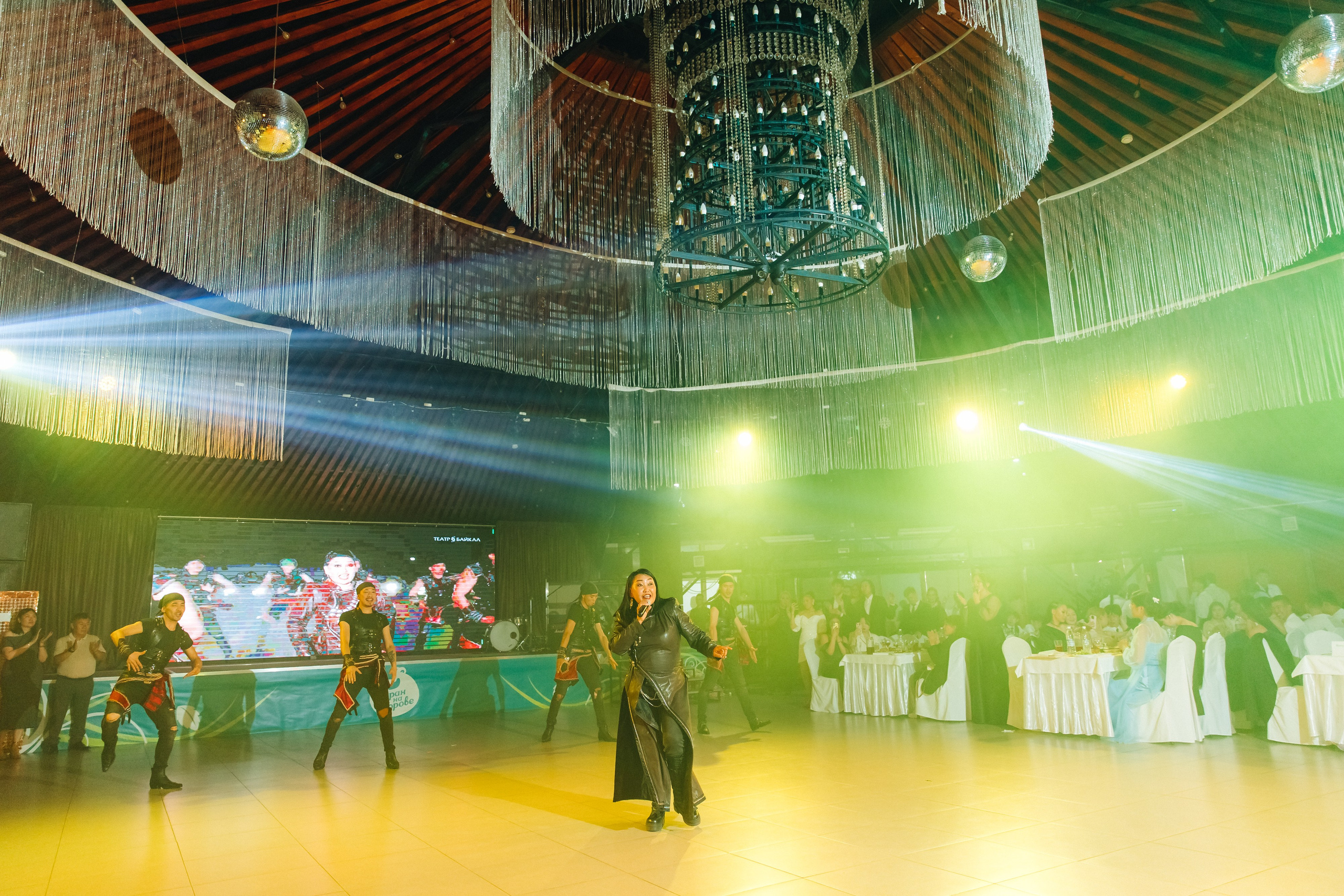 Выпускной вечер. 49 школа. Баран на корове. Свадебный и семейный фотограф в Улан-Удэ